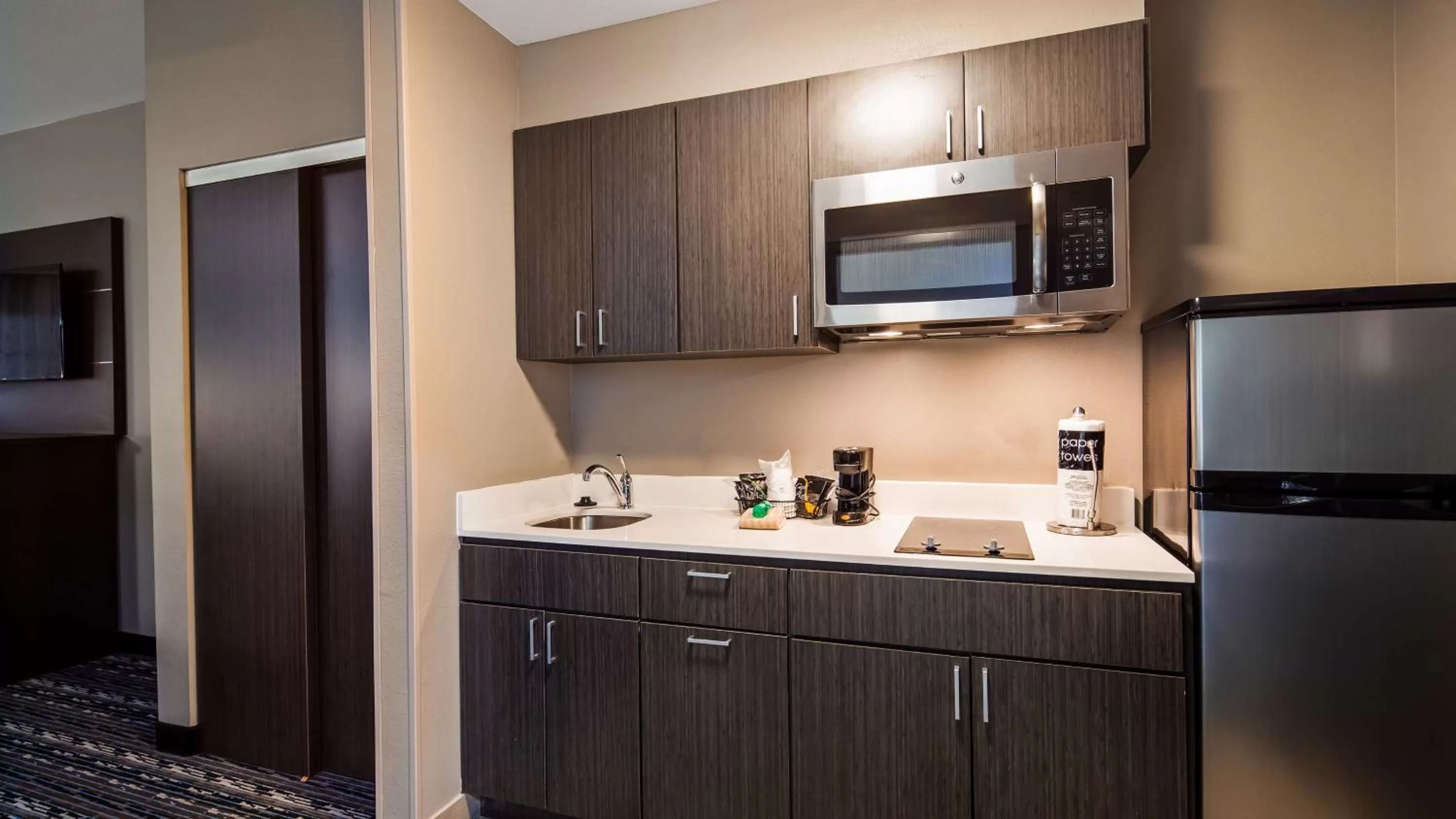 King Room with Kitchenette - Disability Access in Best Western Plus Pasadena Inn & Suites