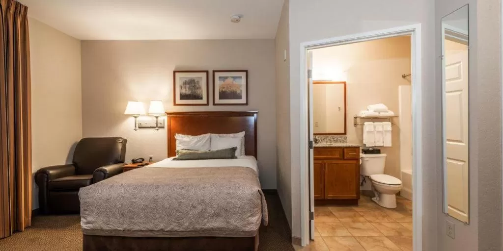 Queen Studio Suite in Candlewood Suites Burlington by IHG