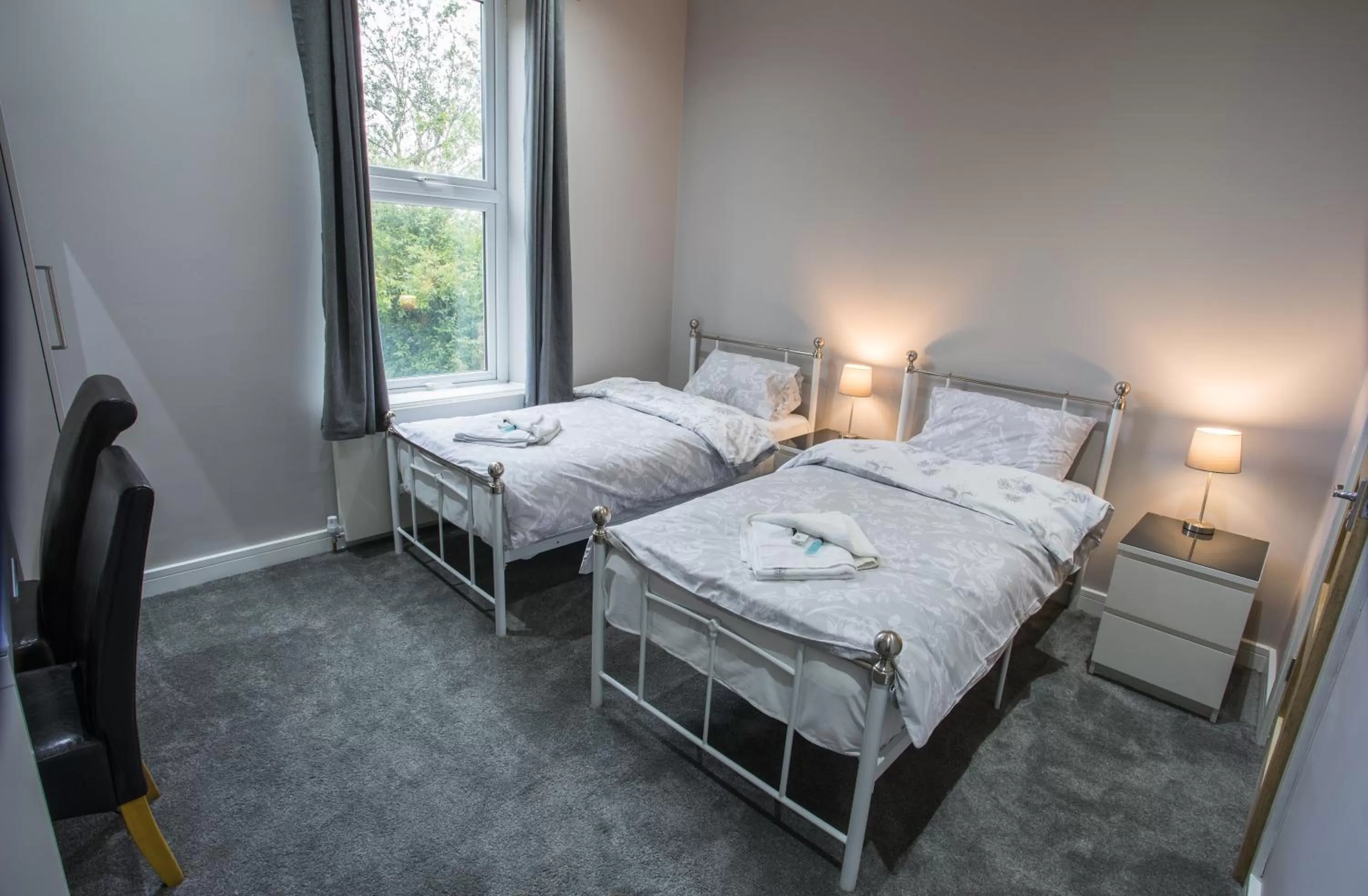 Twin Room with Private Bathroom in High Bank Hotel