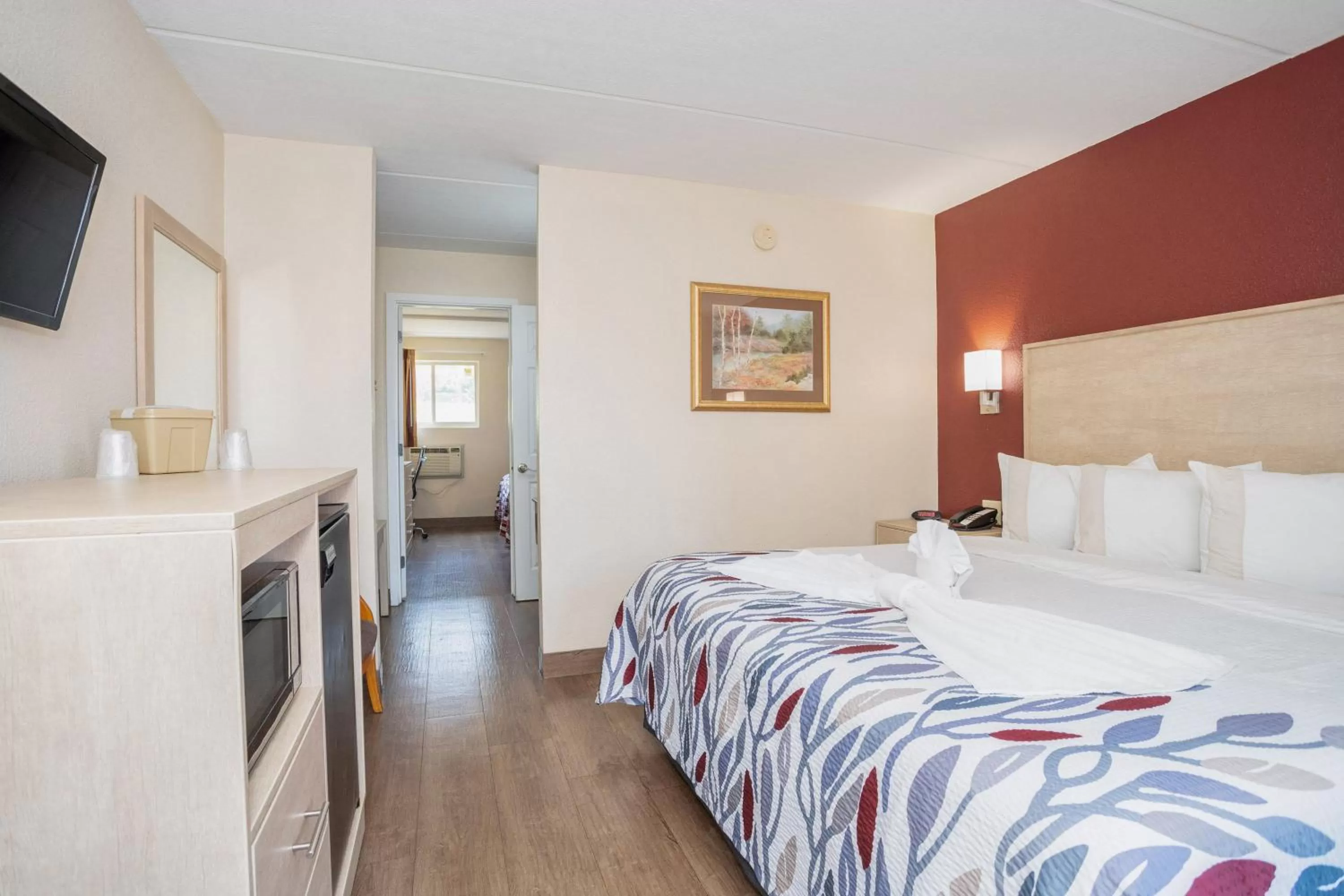 Suite King Room with Two Rooms Non-Smoking in Red Roof Inn & Suites Pigeon Forge Parkway