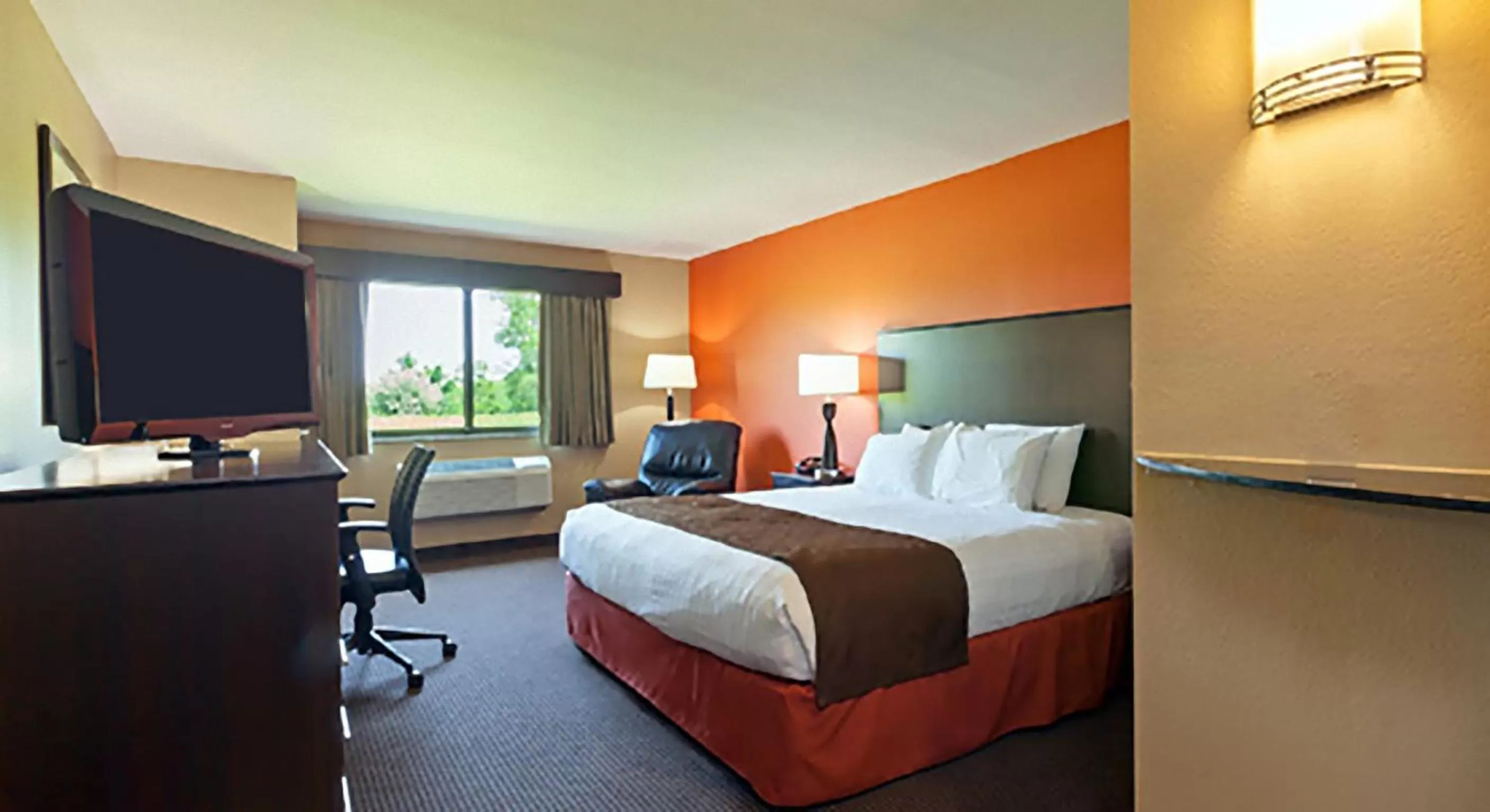 King Room - Mobility Access/Non-Smoking in AmericInn by Wyndham Algona