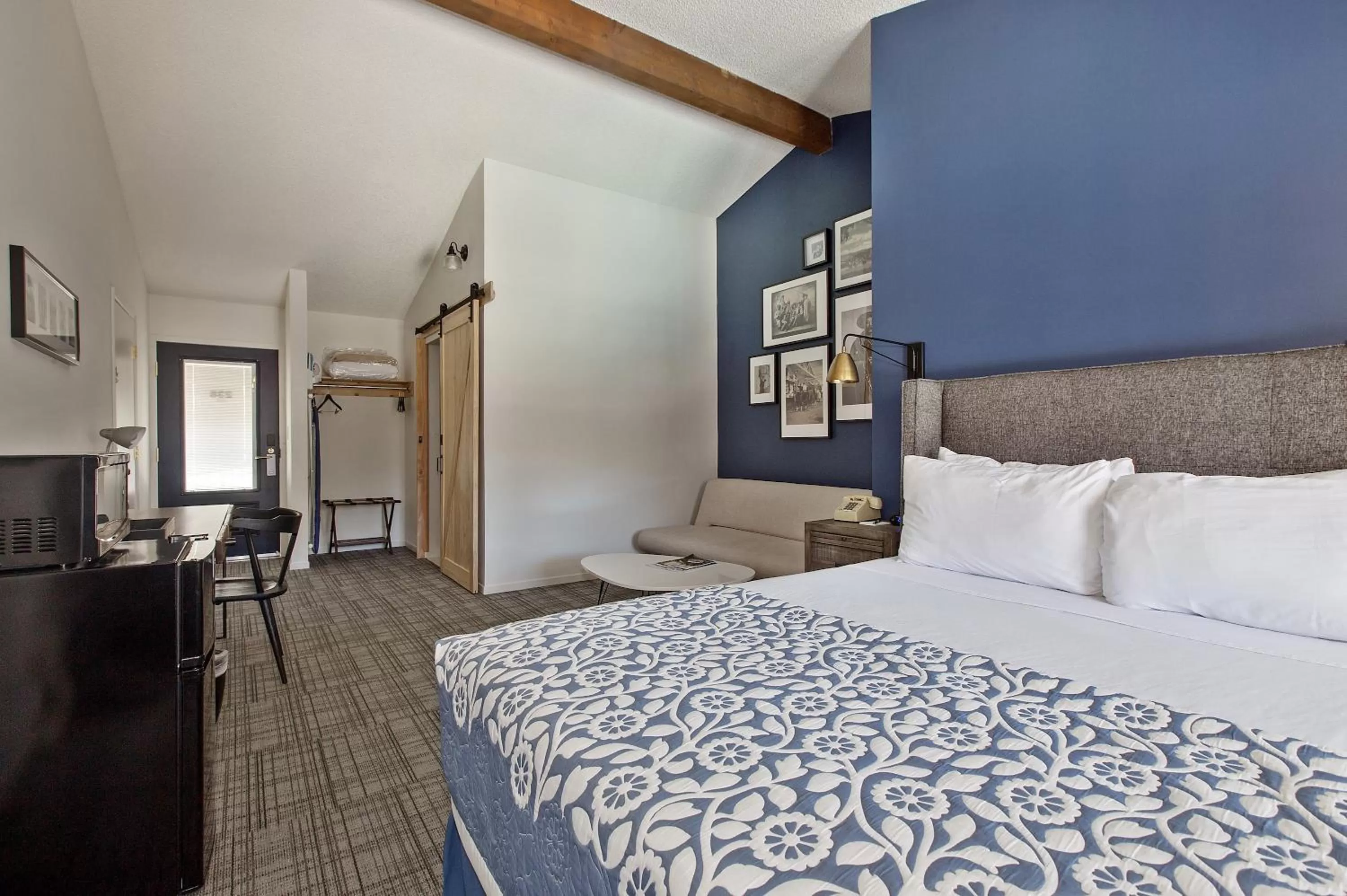 Single Queen Bed Balcony  in Sideways Inn