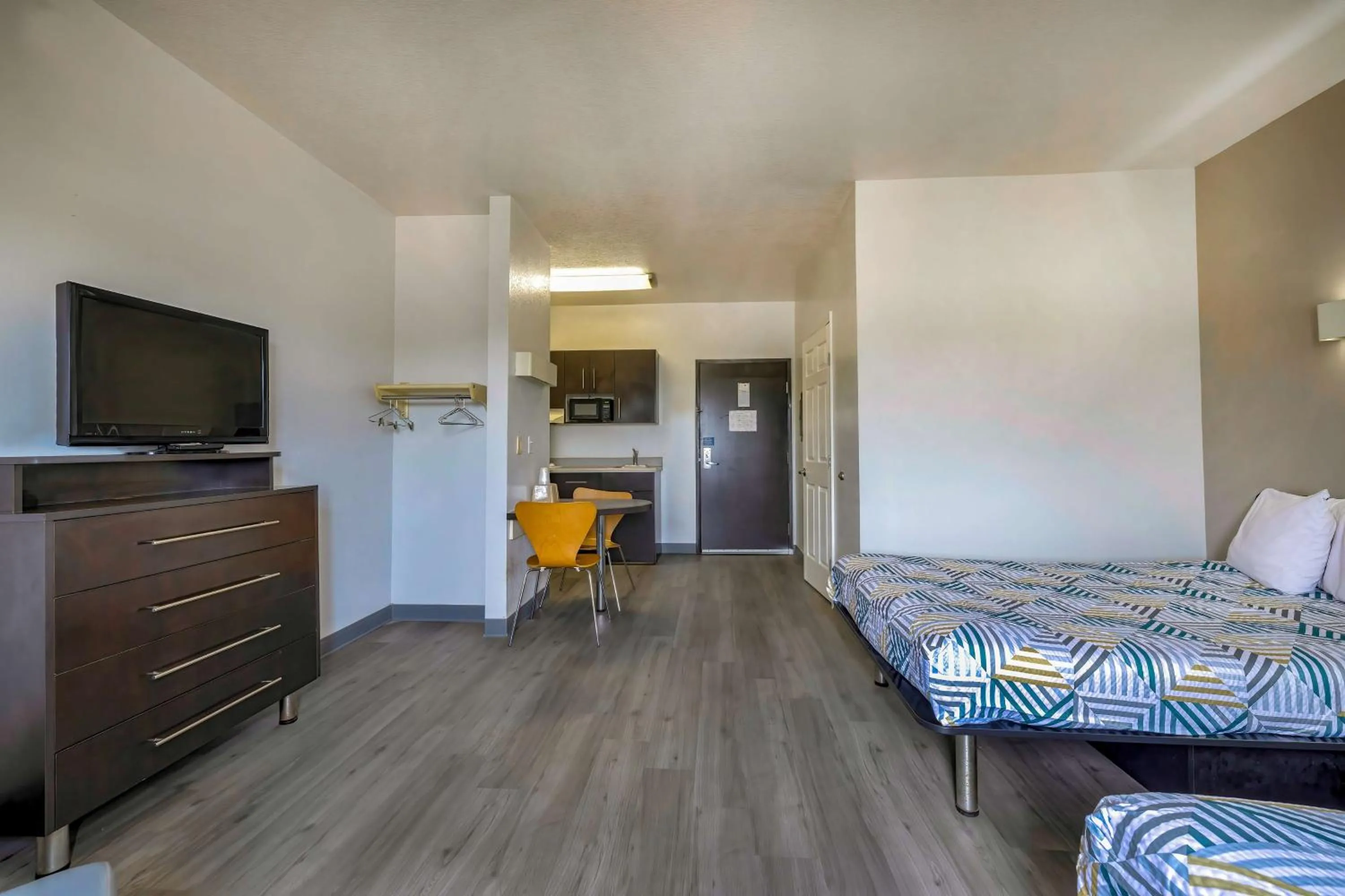 Deluxe Quadruple Room - single occupancy - Smoking in Motel 6-Cedar Park, TX