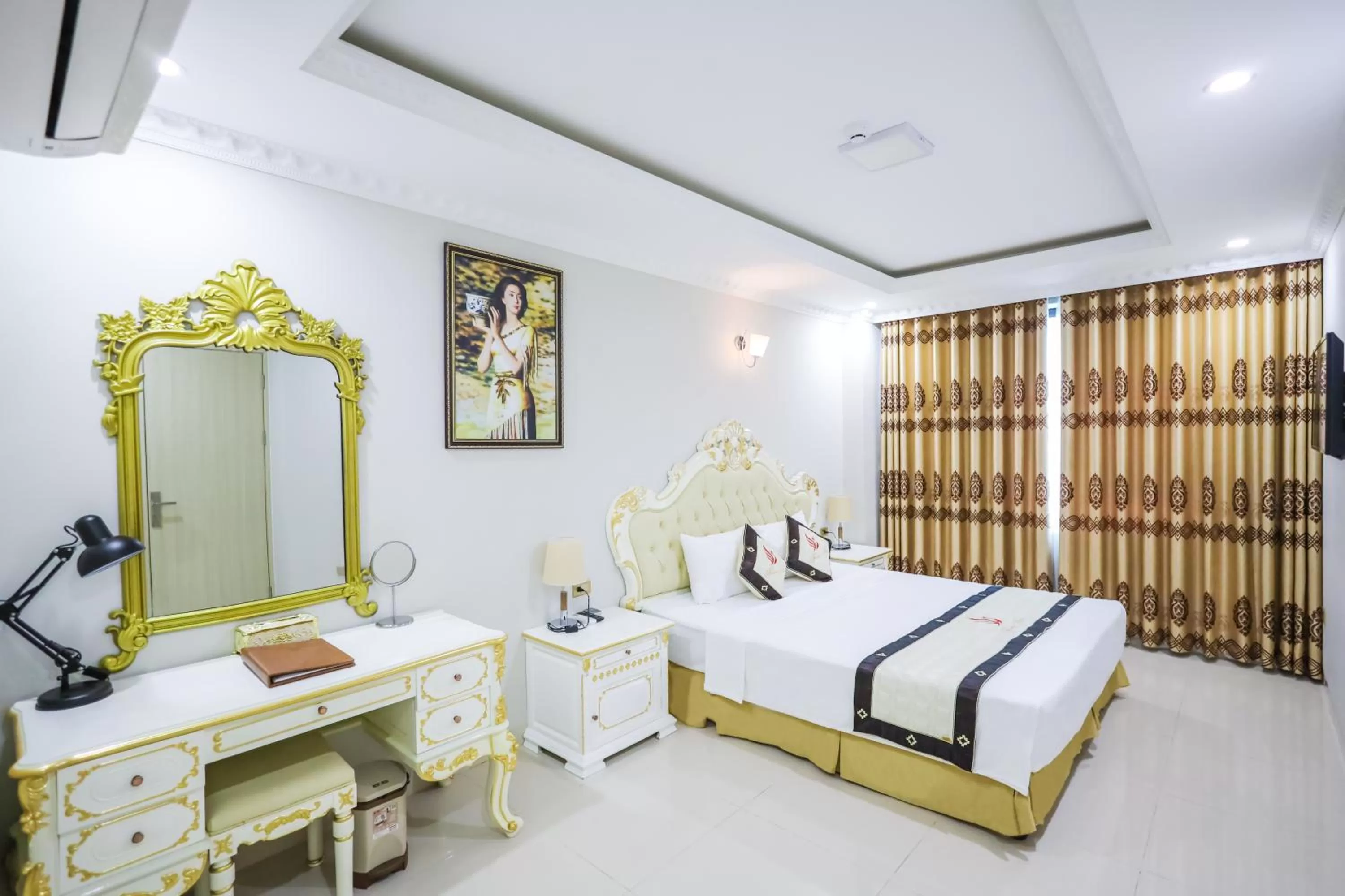 King Suite with Spa Bath in Khách Sạn Phượng Hoàng 3