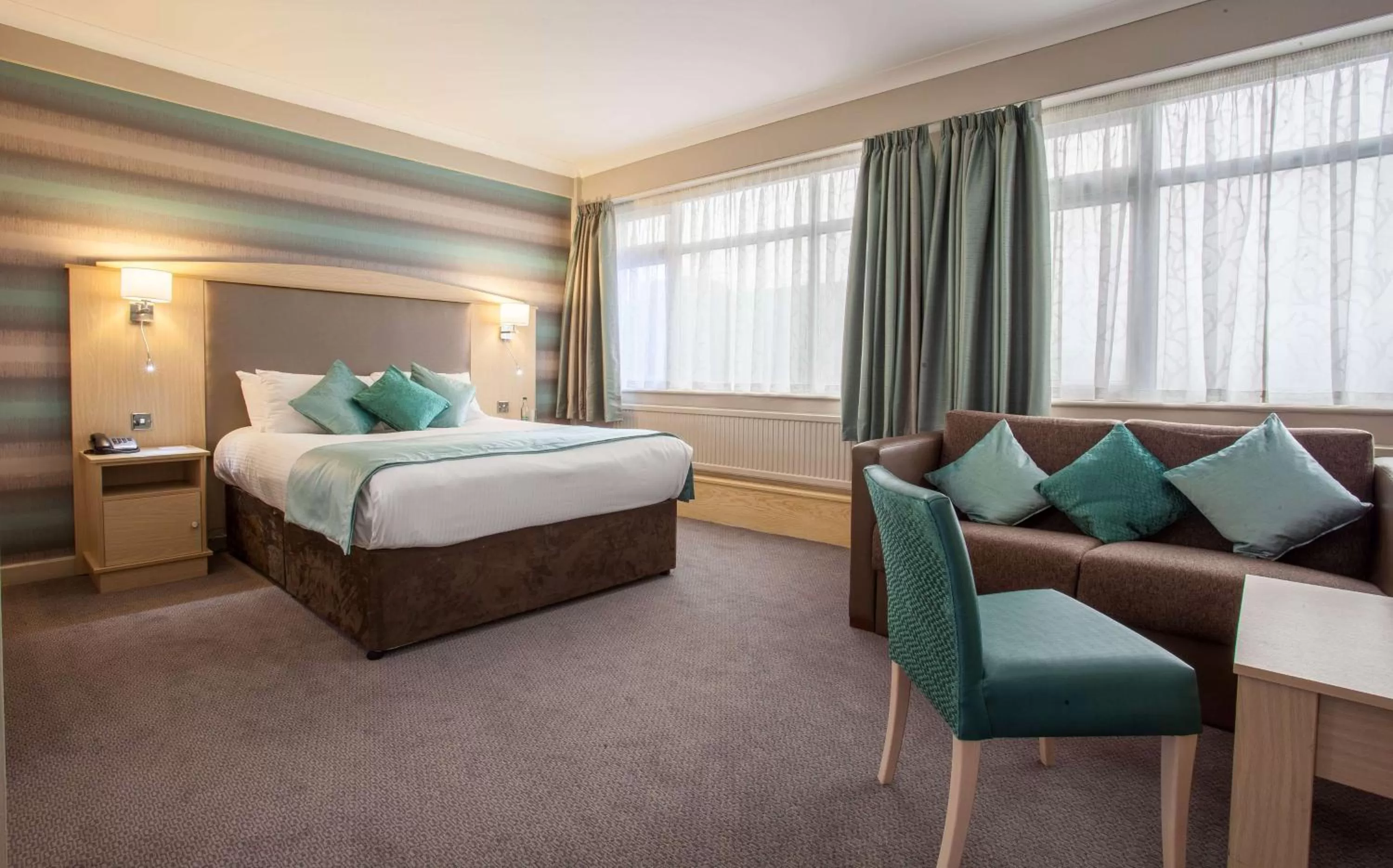 Executive King Room with Sofa Bed - Non-Smoking in Cresta Court Hotel