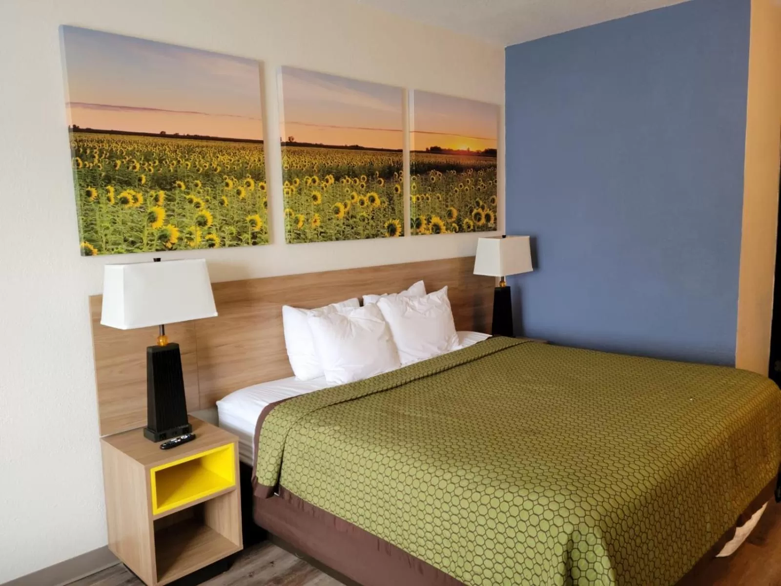 King Room with Bath Tub - Mobility Accessible/Non-Smoking in Days Inn by Wyndham Topeka