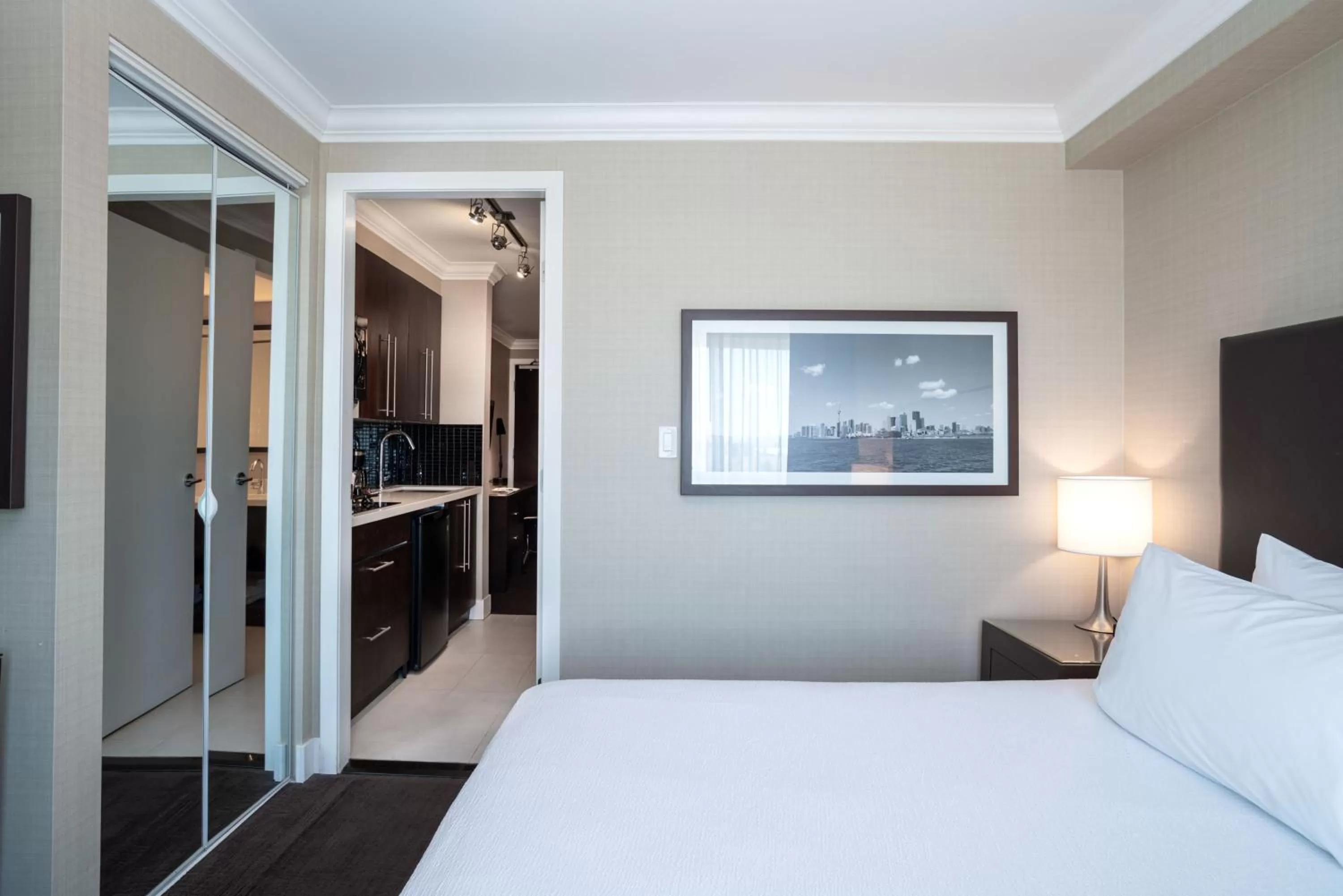 Standard Suite 1 King Bed, Kitchenette in Sandman Hotel Oakville