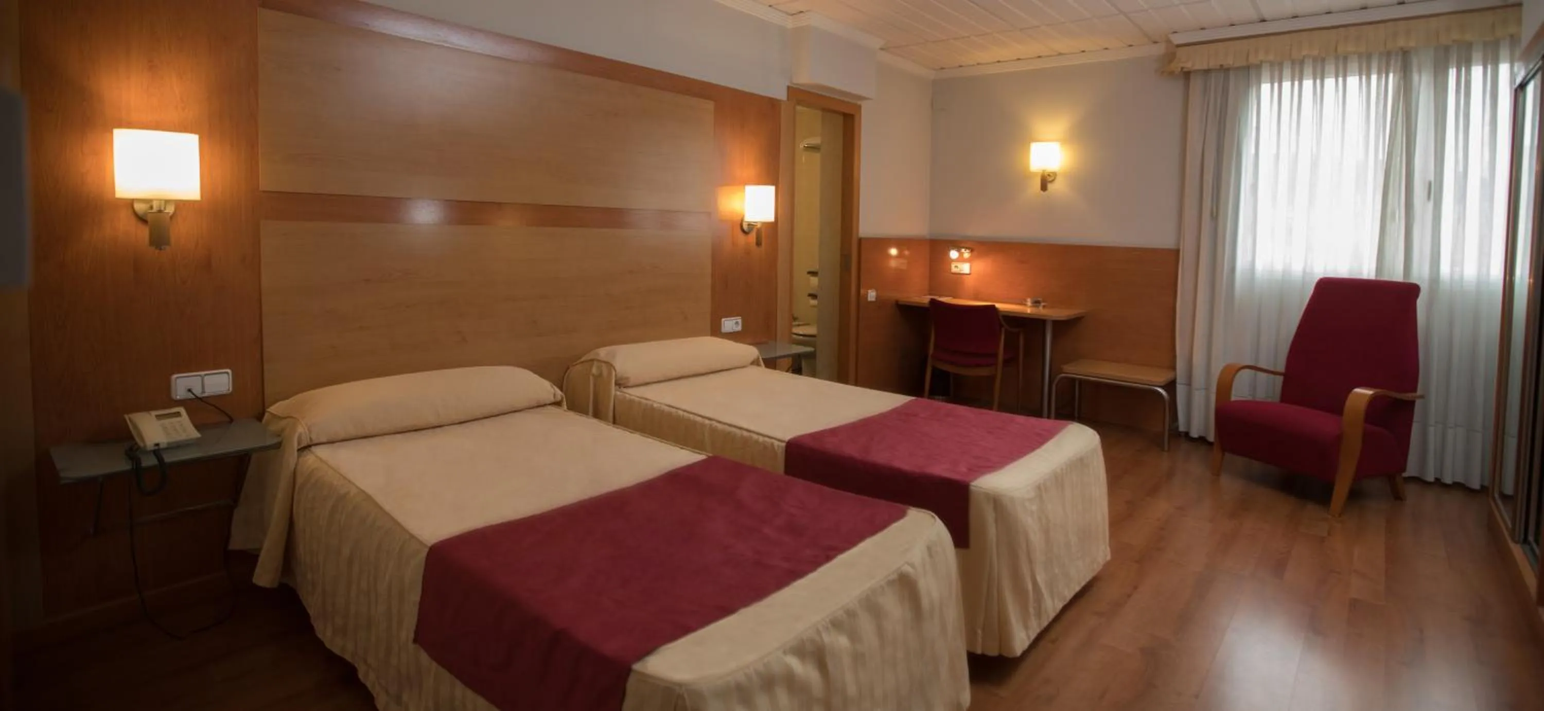 Romantic Package - Deluxe Double or Twin Room in Hotel Reconquista