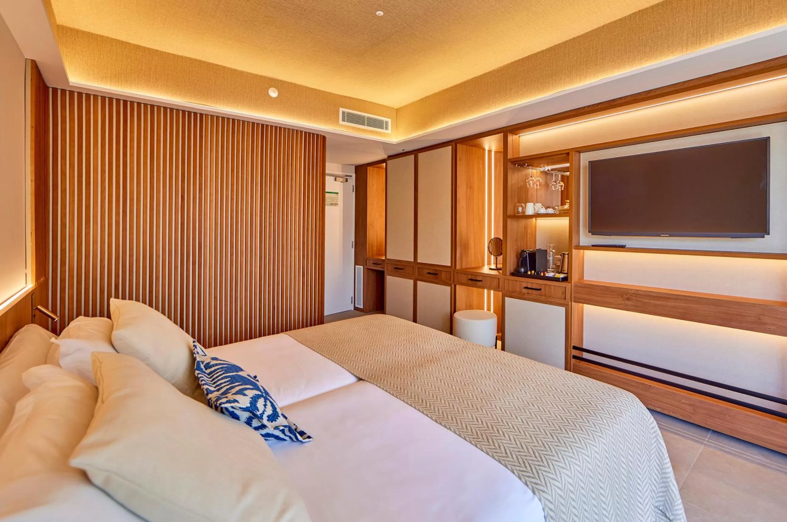 Double or Twin Room with Side Sea View in Universal Grand León & Spa