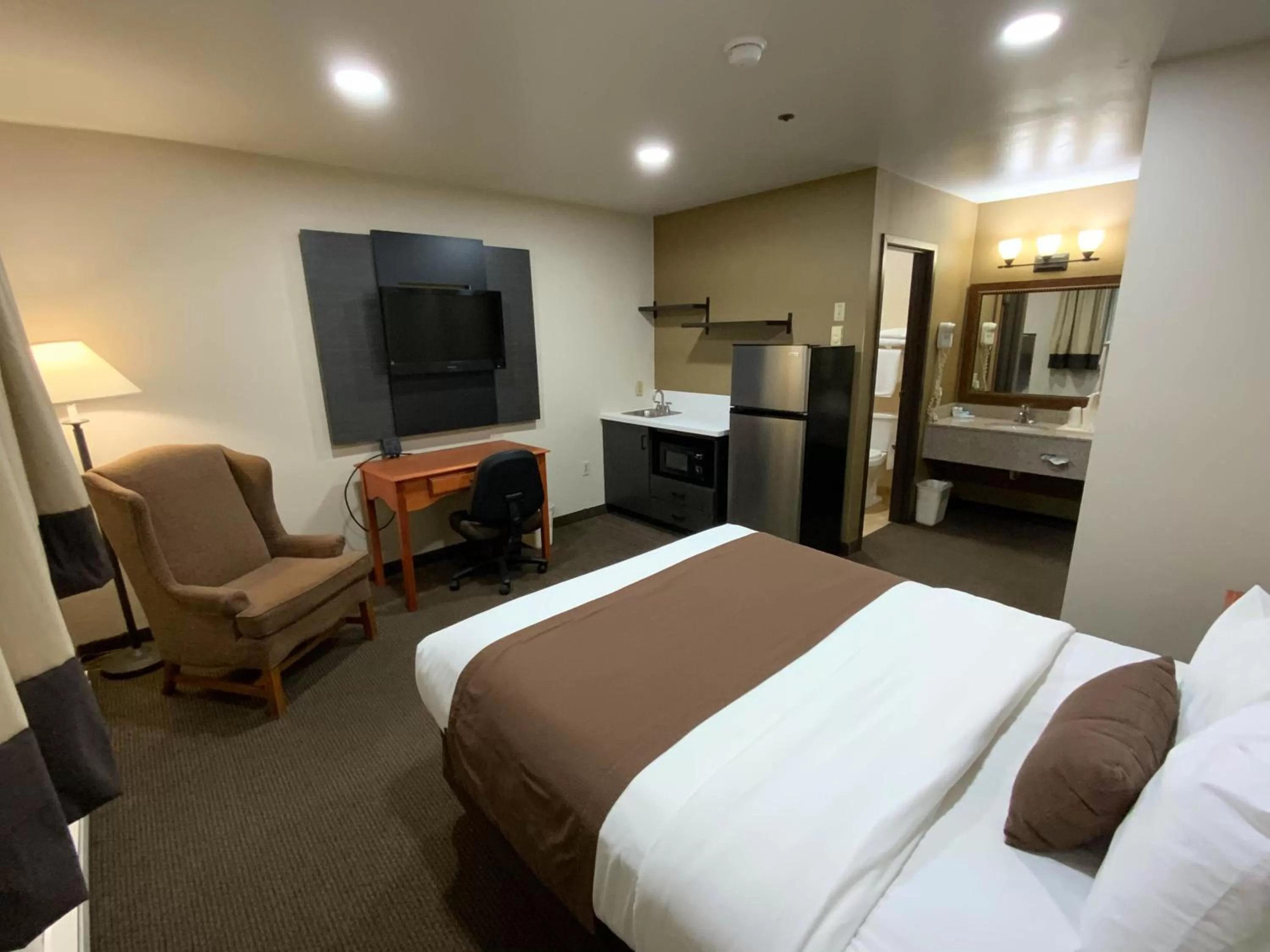 Deluxe King Room - Non-Smoking in Studio 6 - Minot, ND
