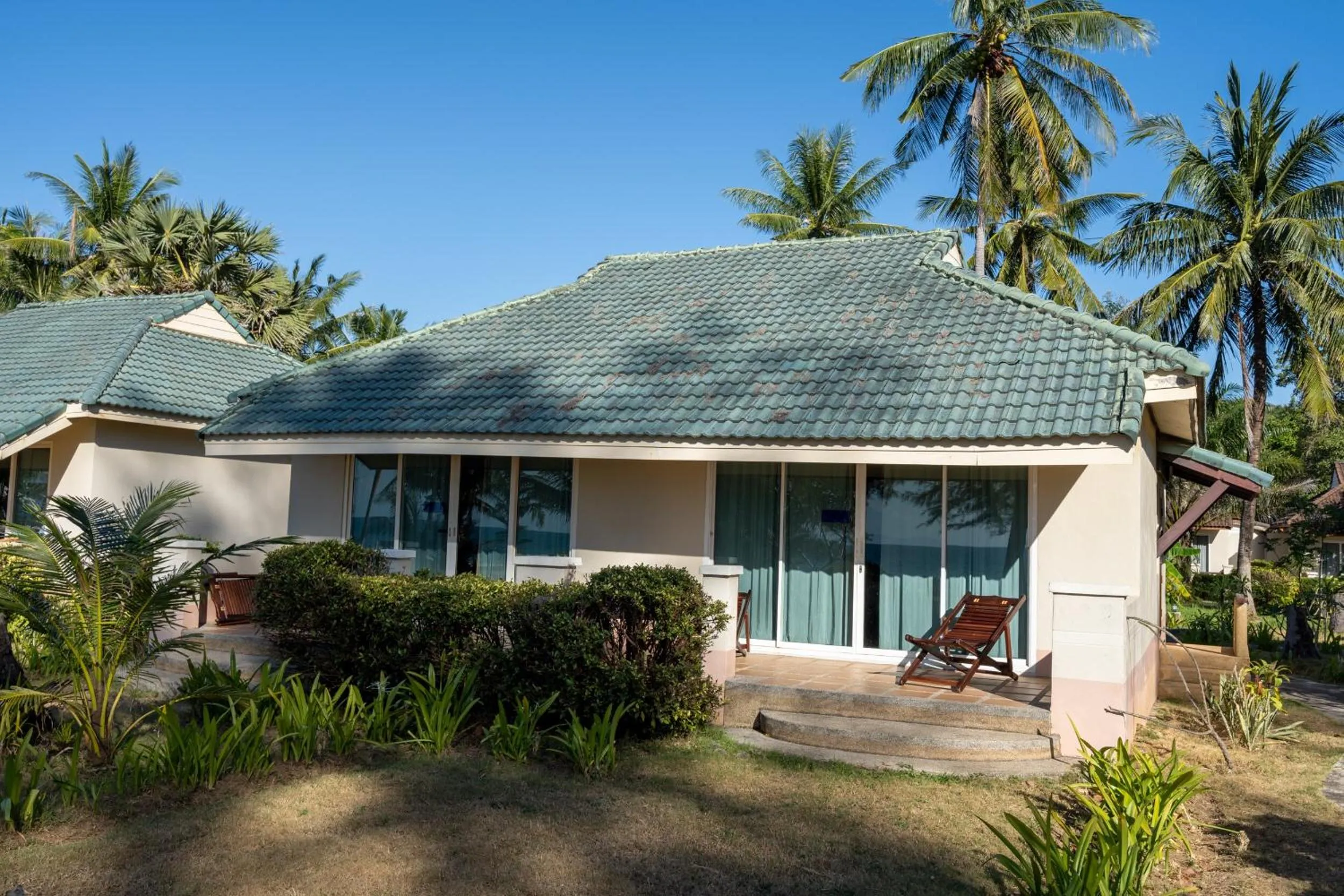 Superior Beachfront Bungalow in Gooddays Lanta Beach Resort SHA