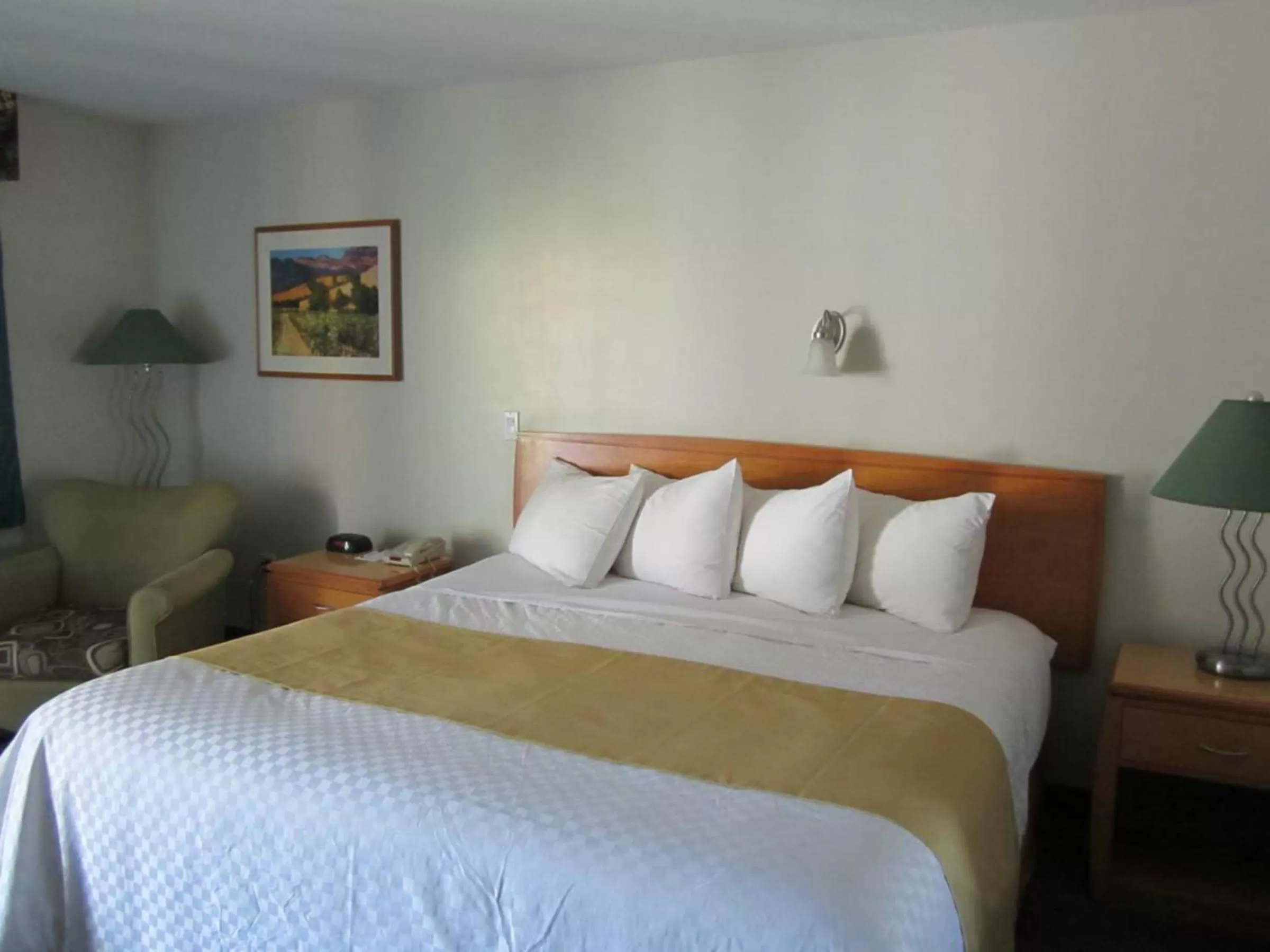 Queen Room - Non-Smoking in Ramada Merritt