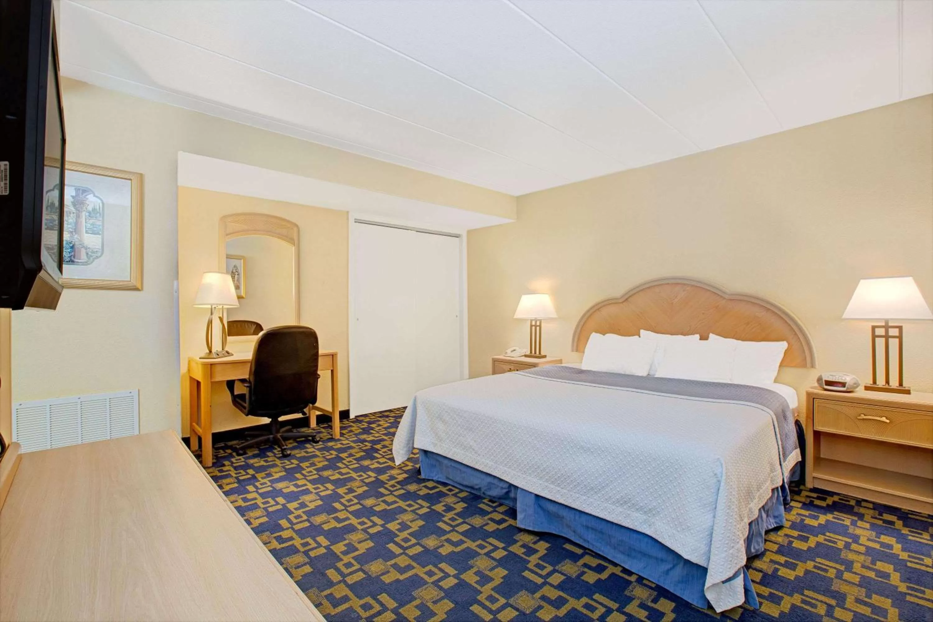 Deluxe King Suite in Days Inn by Wyndham East Windsor/Hightstown