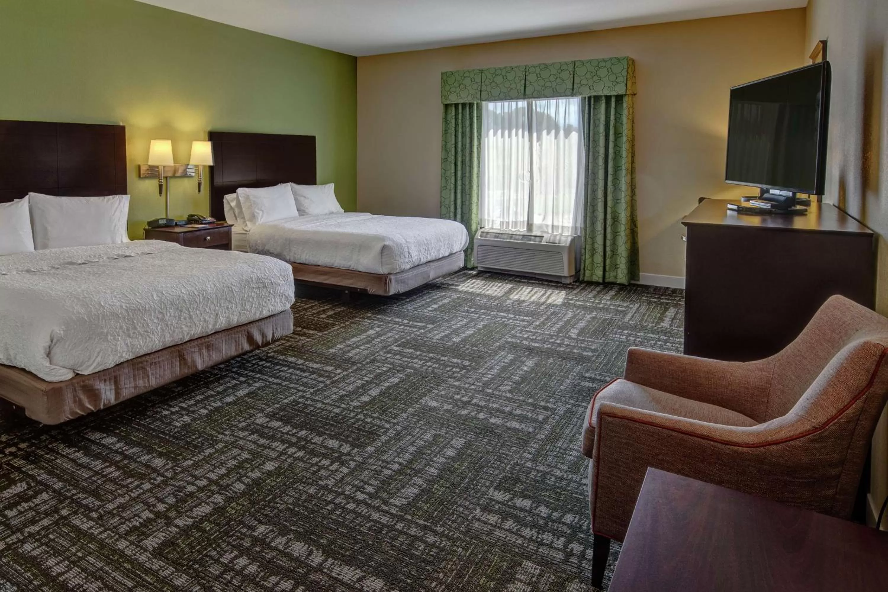 Queen Room with Two Queen Beds - Mobility and Hearing Access/Non-Smoking in Hampton Inn Crossville