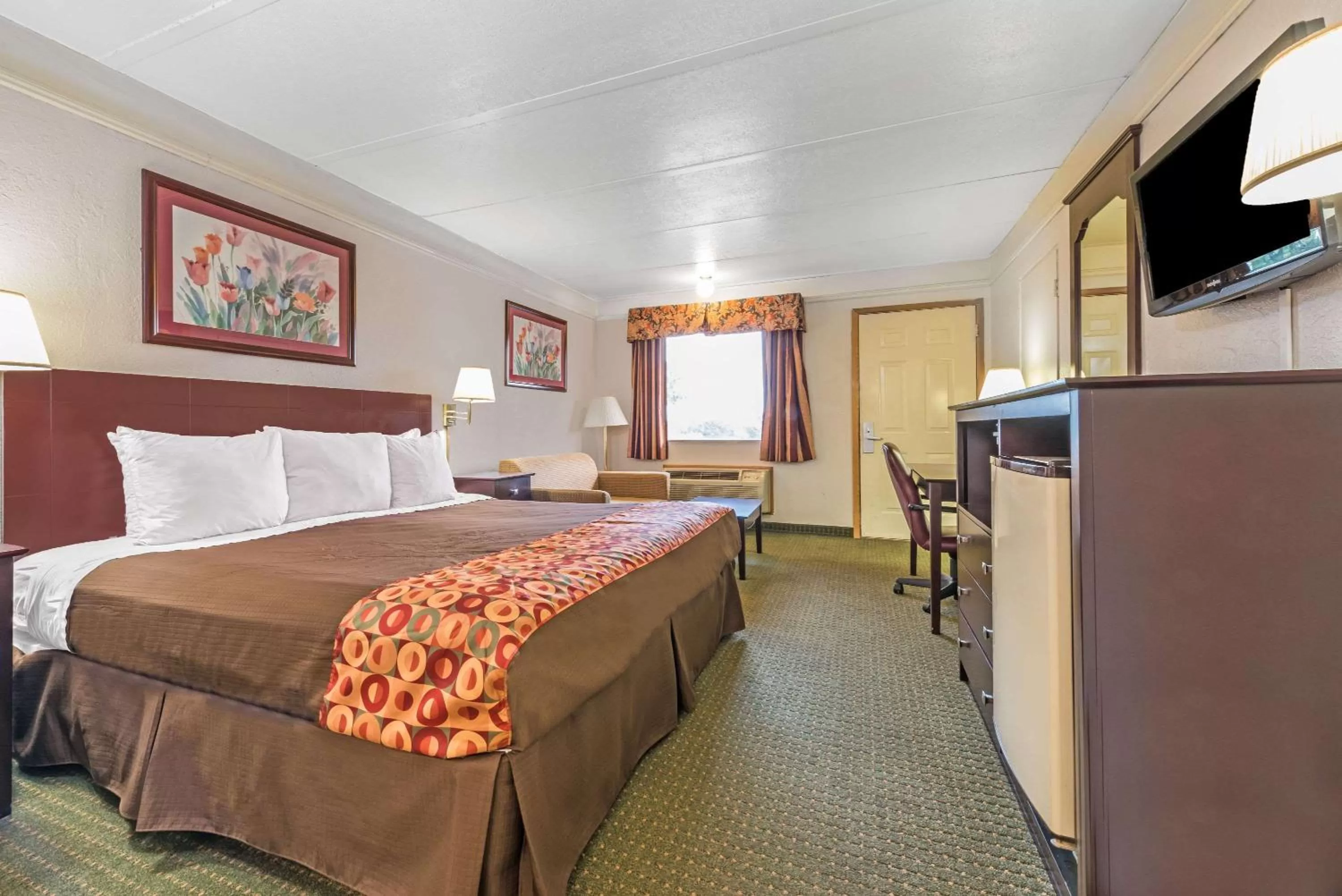 Standard King Room - Smoking in Days Inn by Wyndham Gainesville