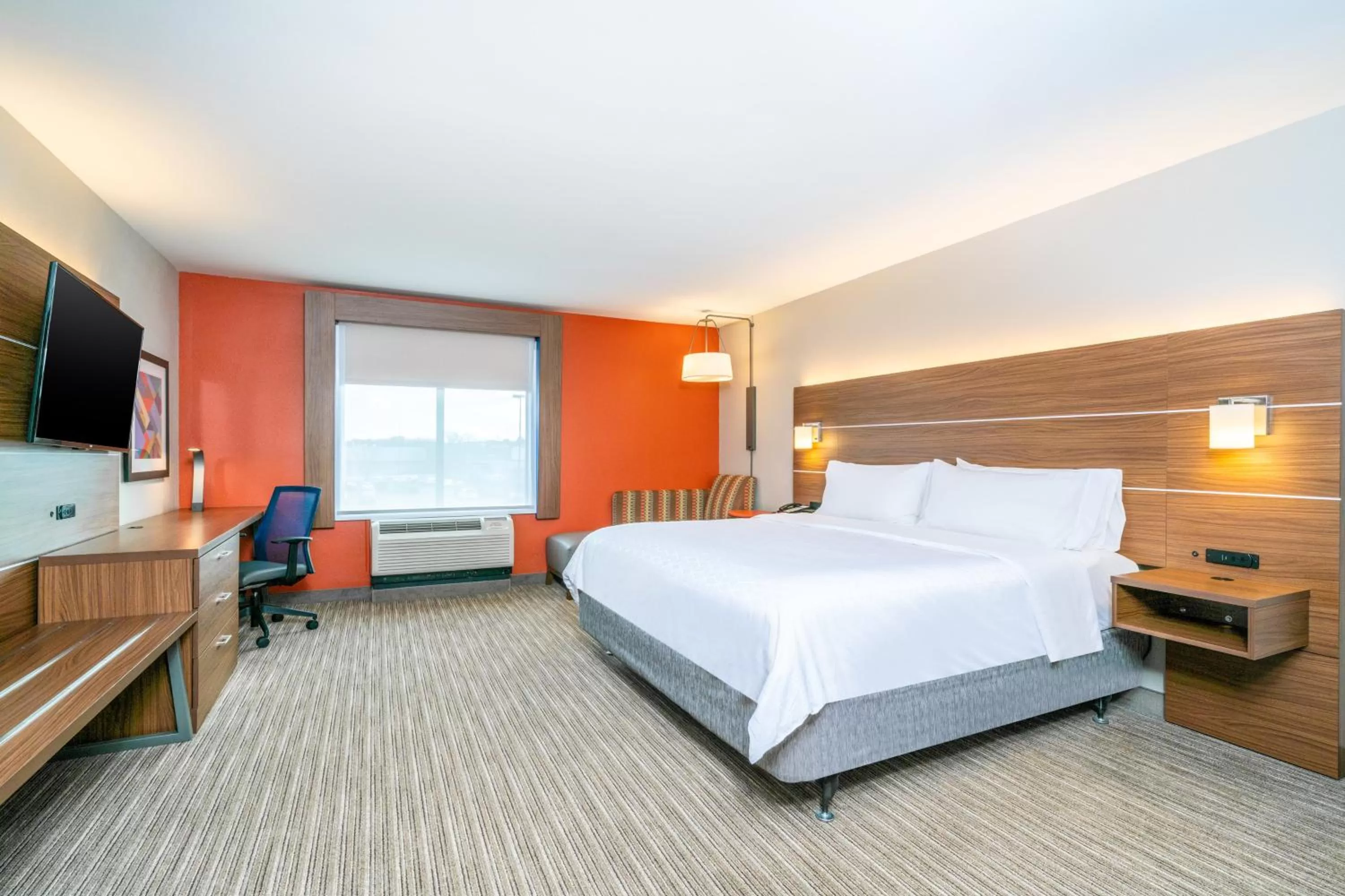 King Suite - Communication Accessible in Holiday Inn Express Hotel & Suites Tappahannock by IHG