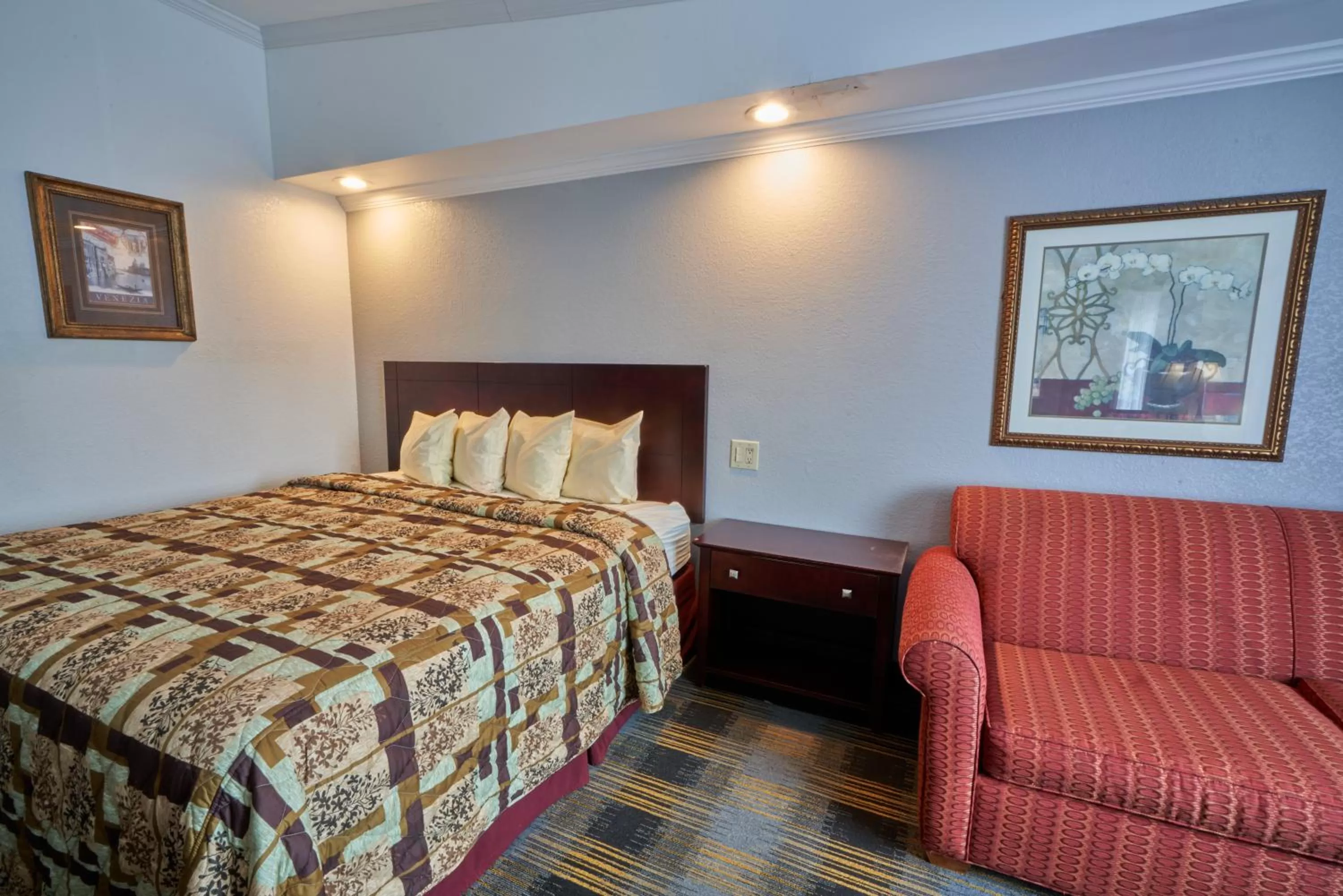 Deluxe King Room in Riverview Inn & Suites