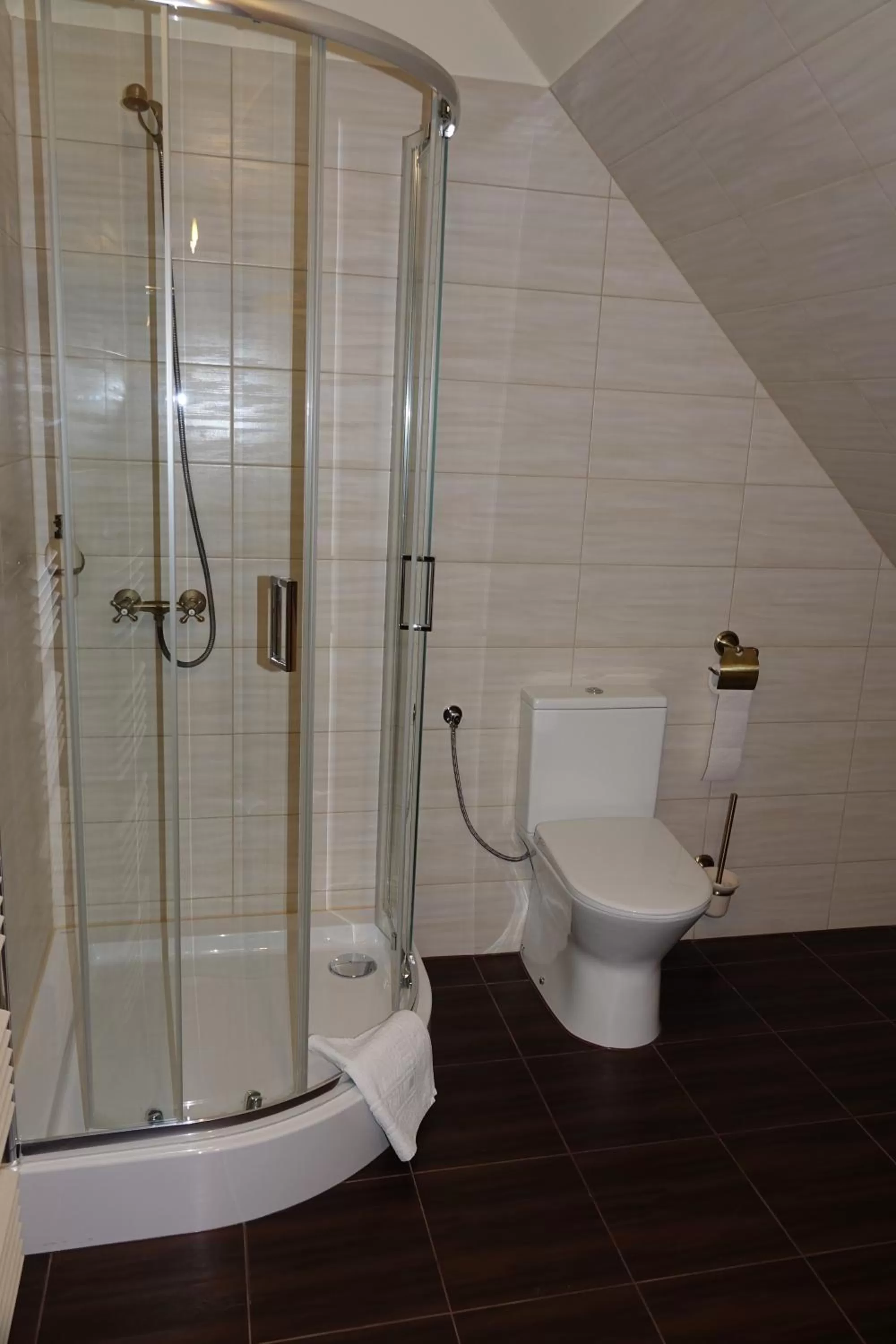 Triple Room in Gościniec Dworski w Ropie - Pokoje gościnne