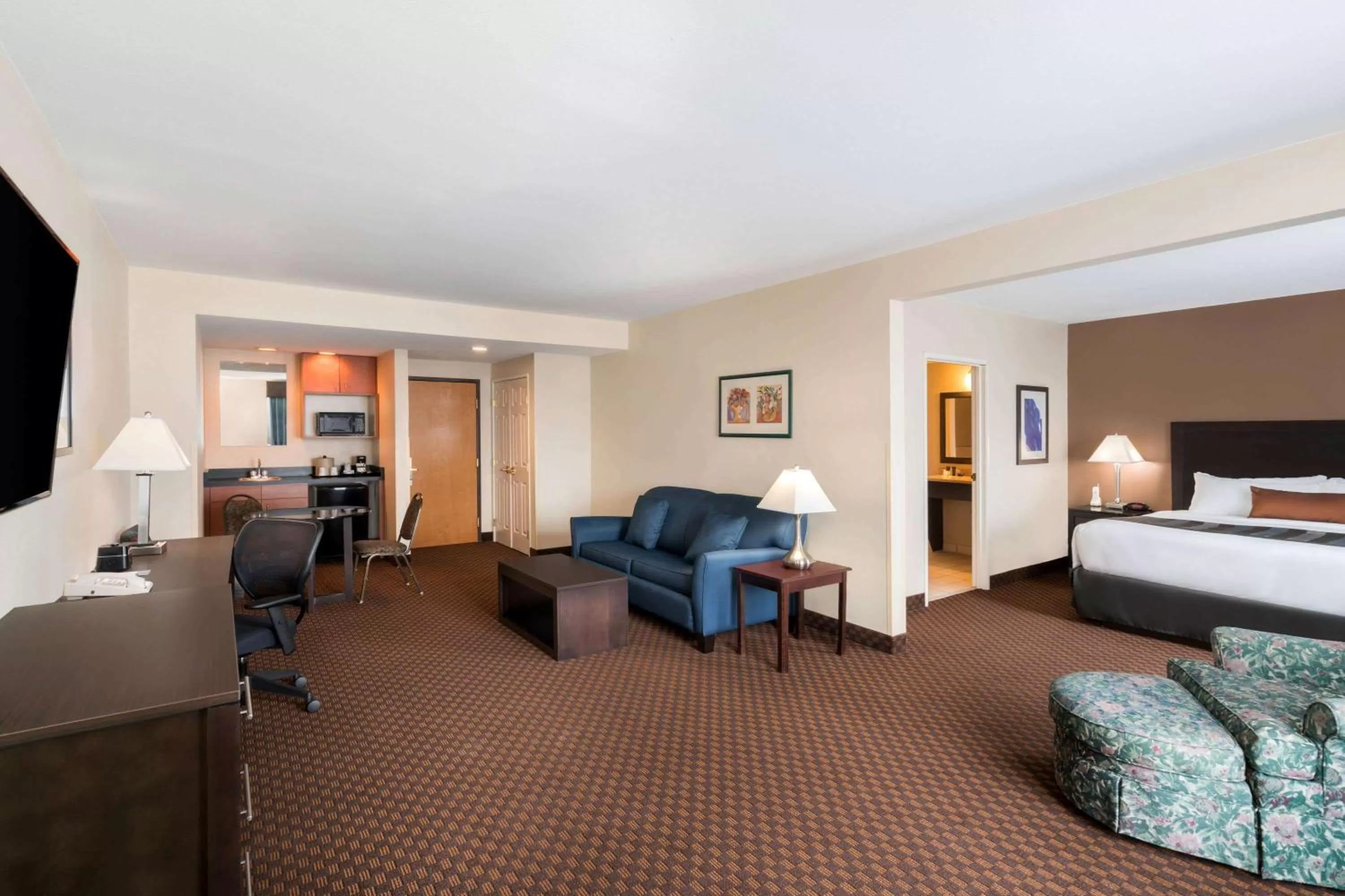 Deluxe King Suite in Wingate by Wyndham (Lexington, VA)