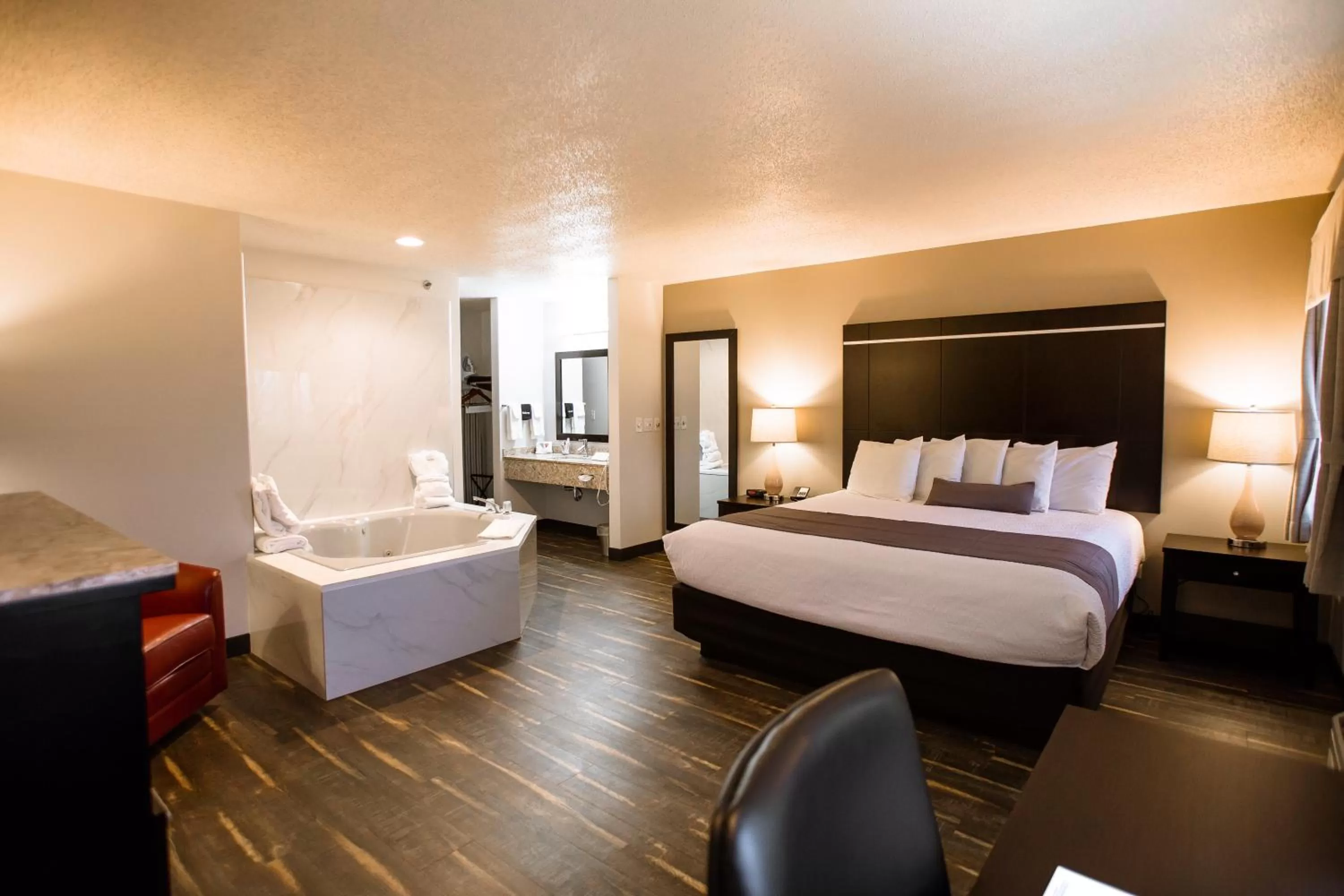 Suite with Spa Bath in Ten Pin Inn & Suites
