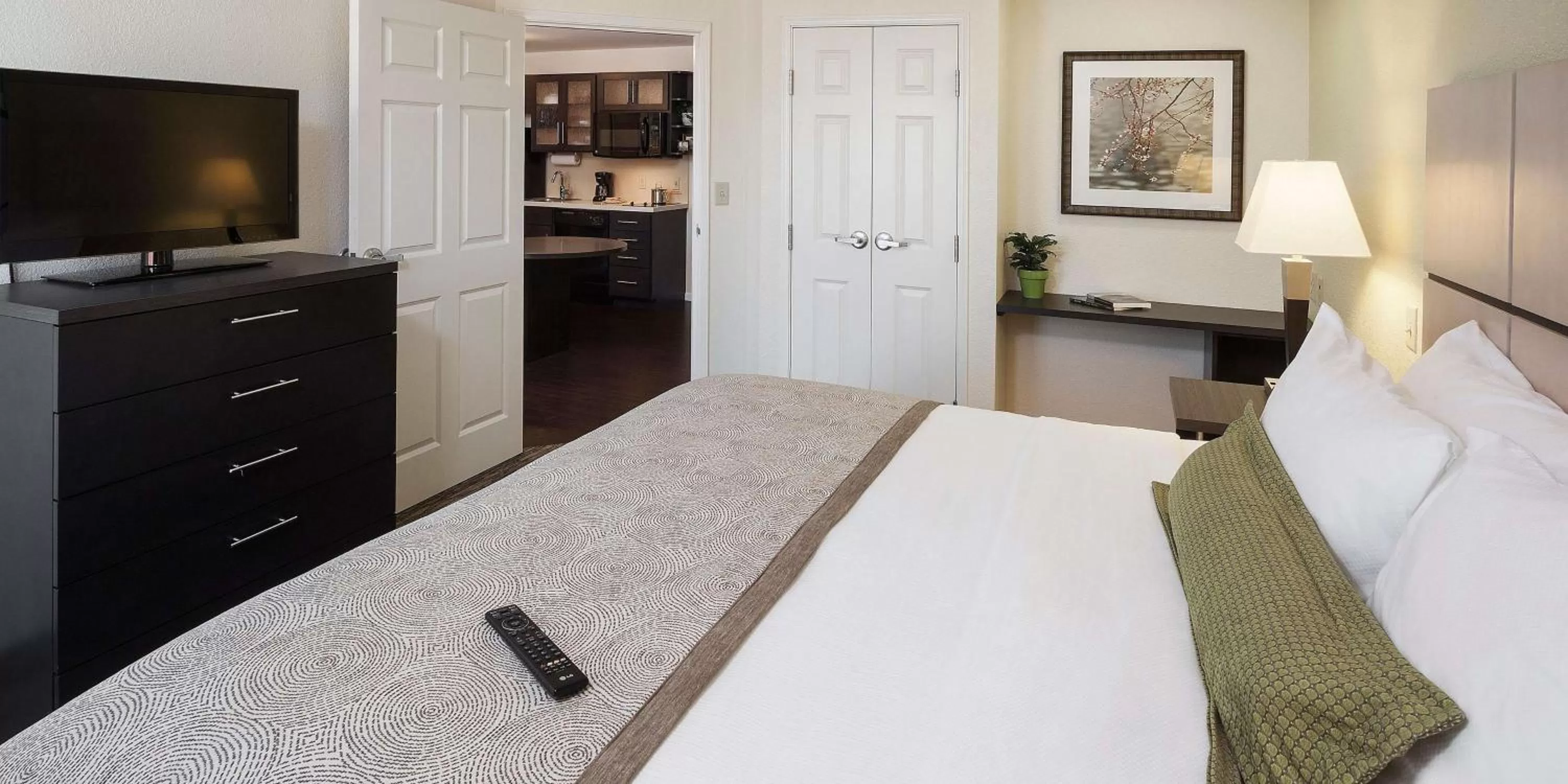 One-Bedroom Queen Suite in Sonesta Simply Suites Dallas Richardson