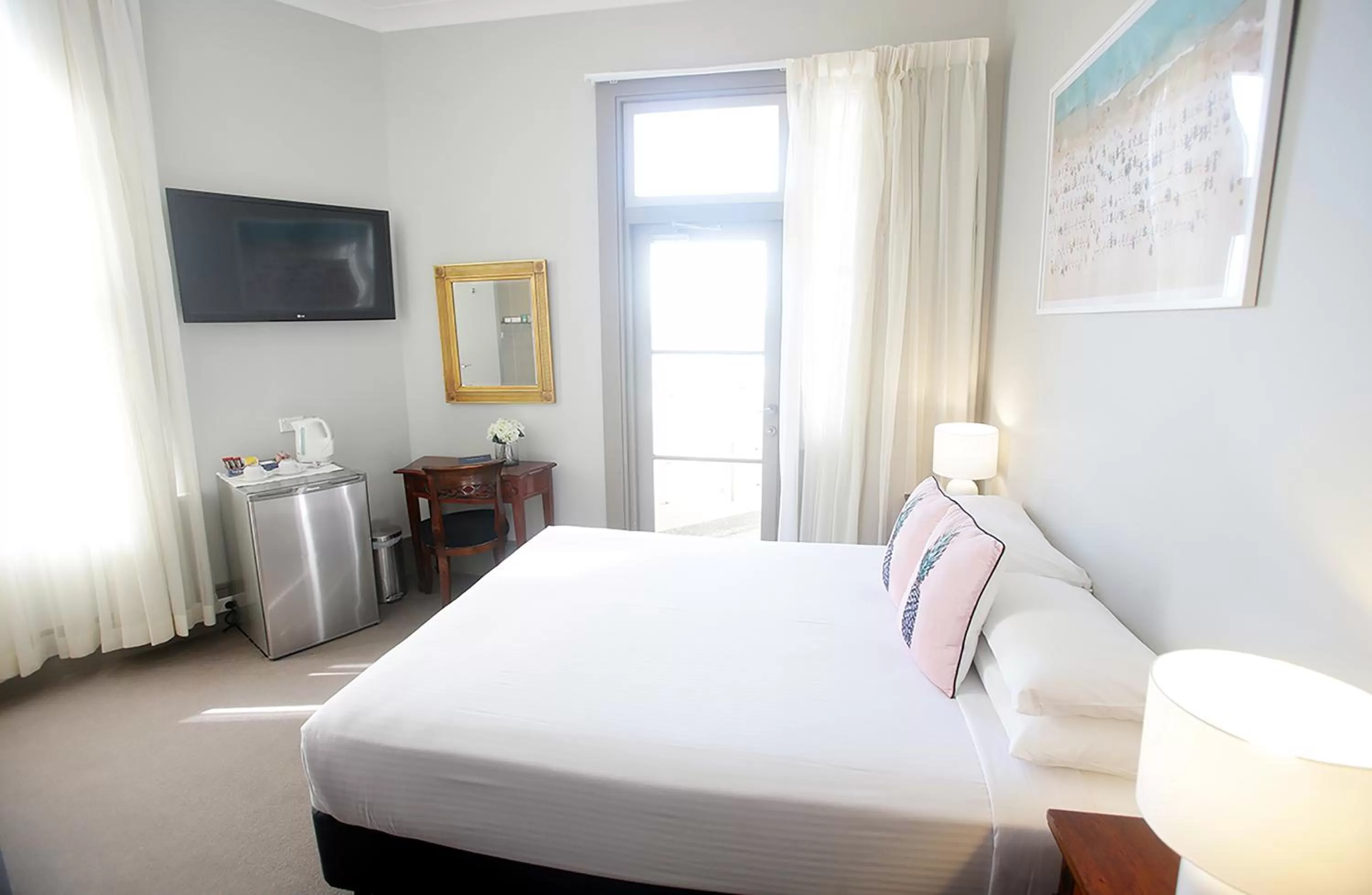 Standard Queen Room with Private Balcony Ocean Views in Hotel Bondi