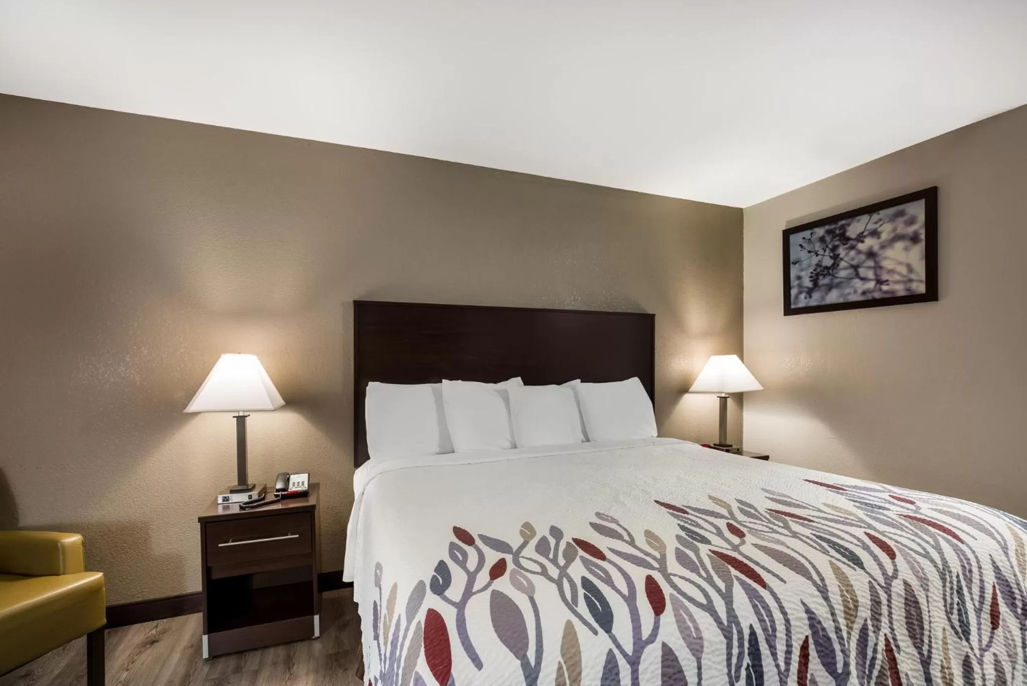 Superior King Room Smoke Free in Red Roof Inn Allentown South