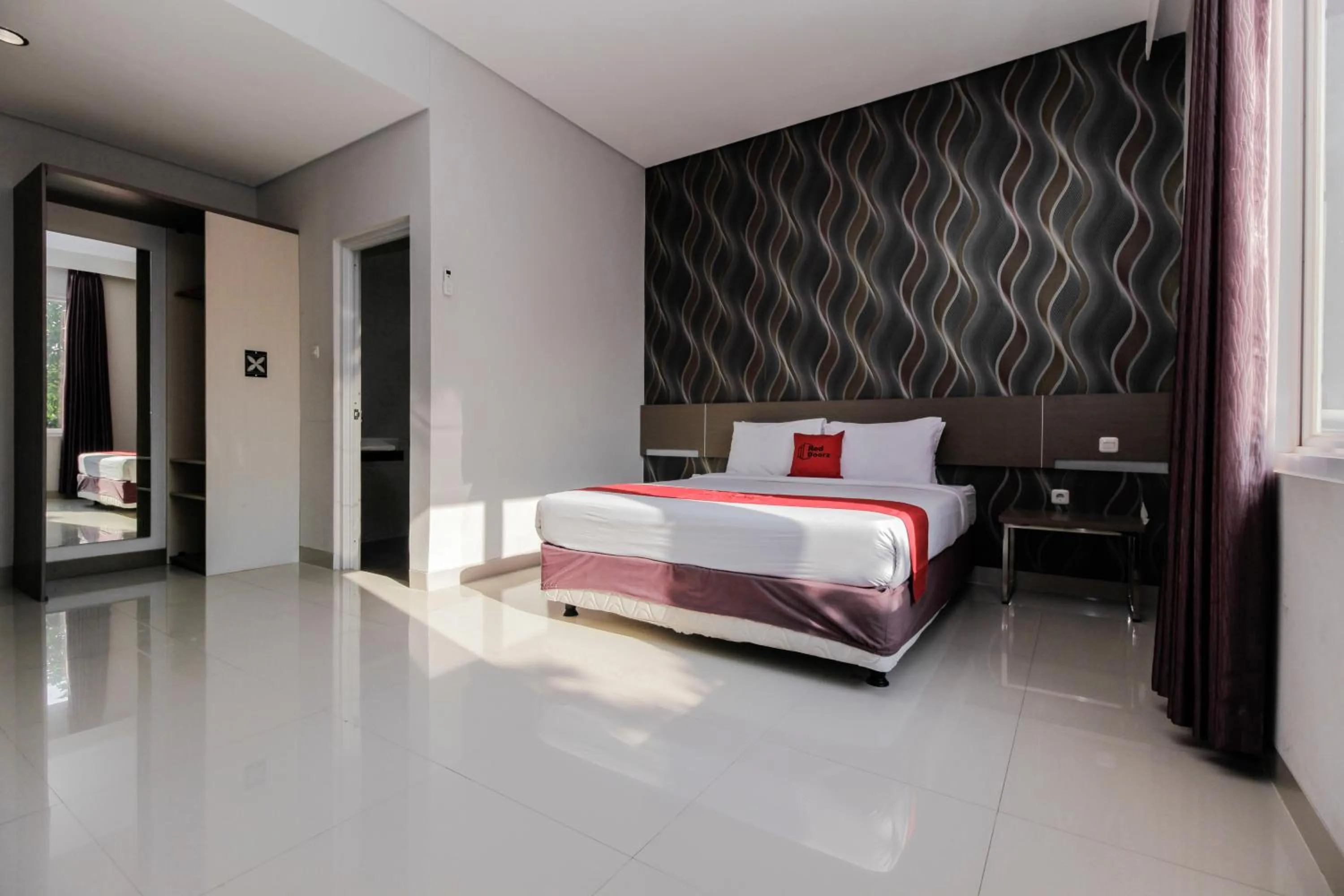 Deluxe Room in RedDoorz near Goa Sunyaragi