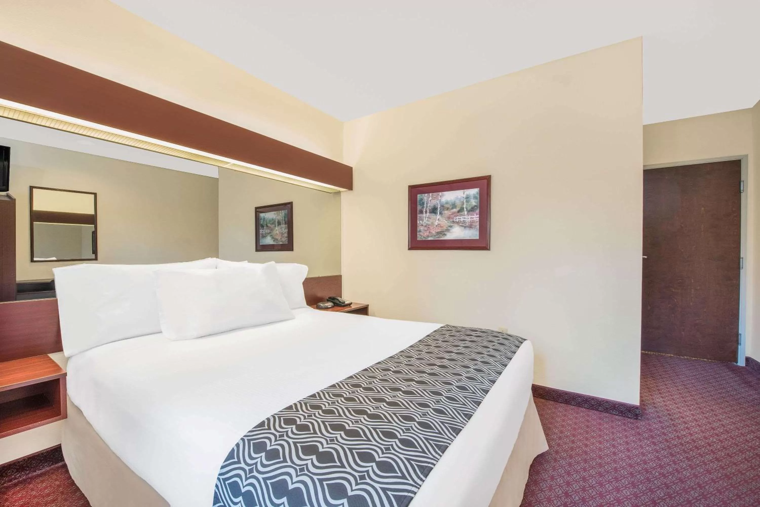 Queen Room - Non-Smoking in Microtel Inn & Suites by Wyndham Hamburg