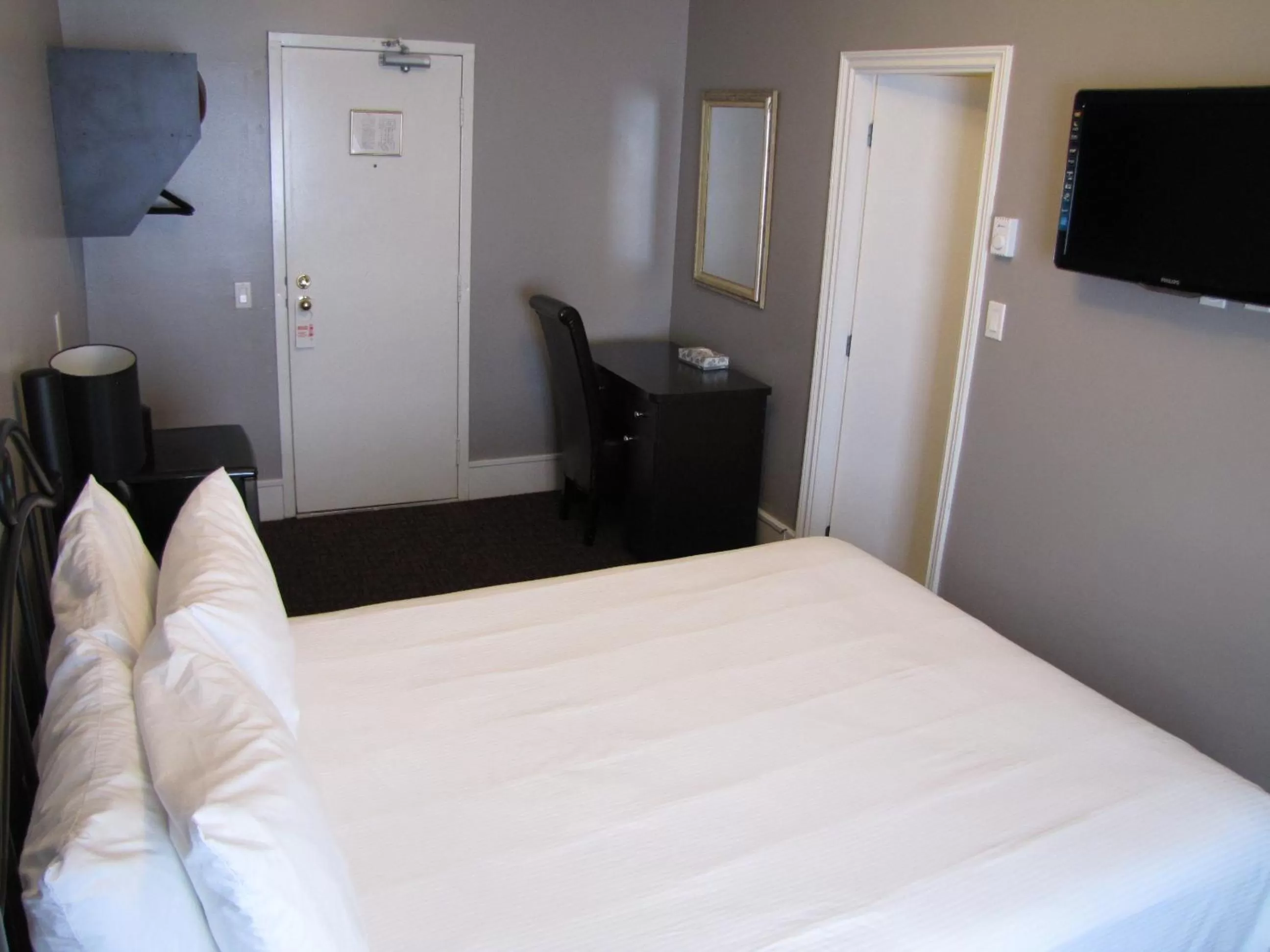 Standard Queen Room in Barclay Hotel