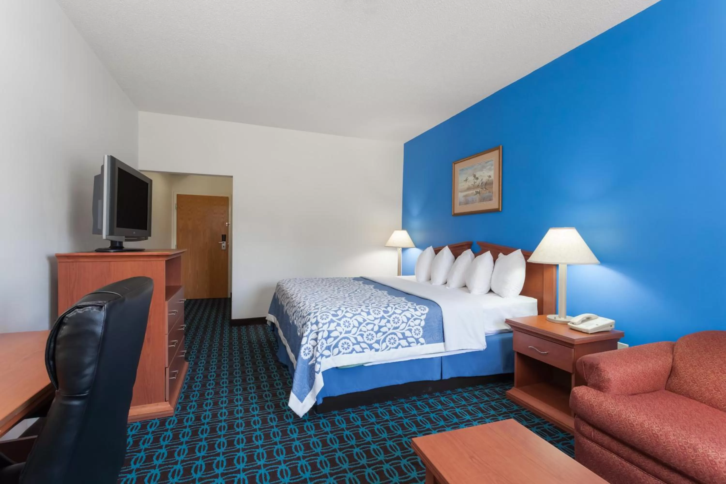 King Room - Non-Smoking in Days Inn & Suites by Wyndham Cambridge