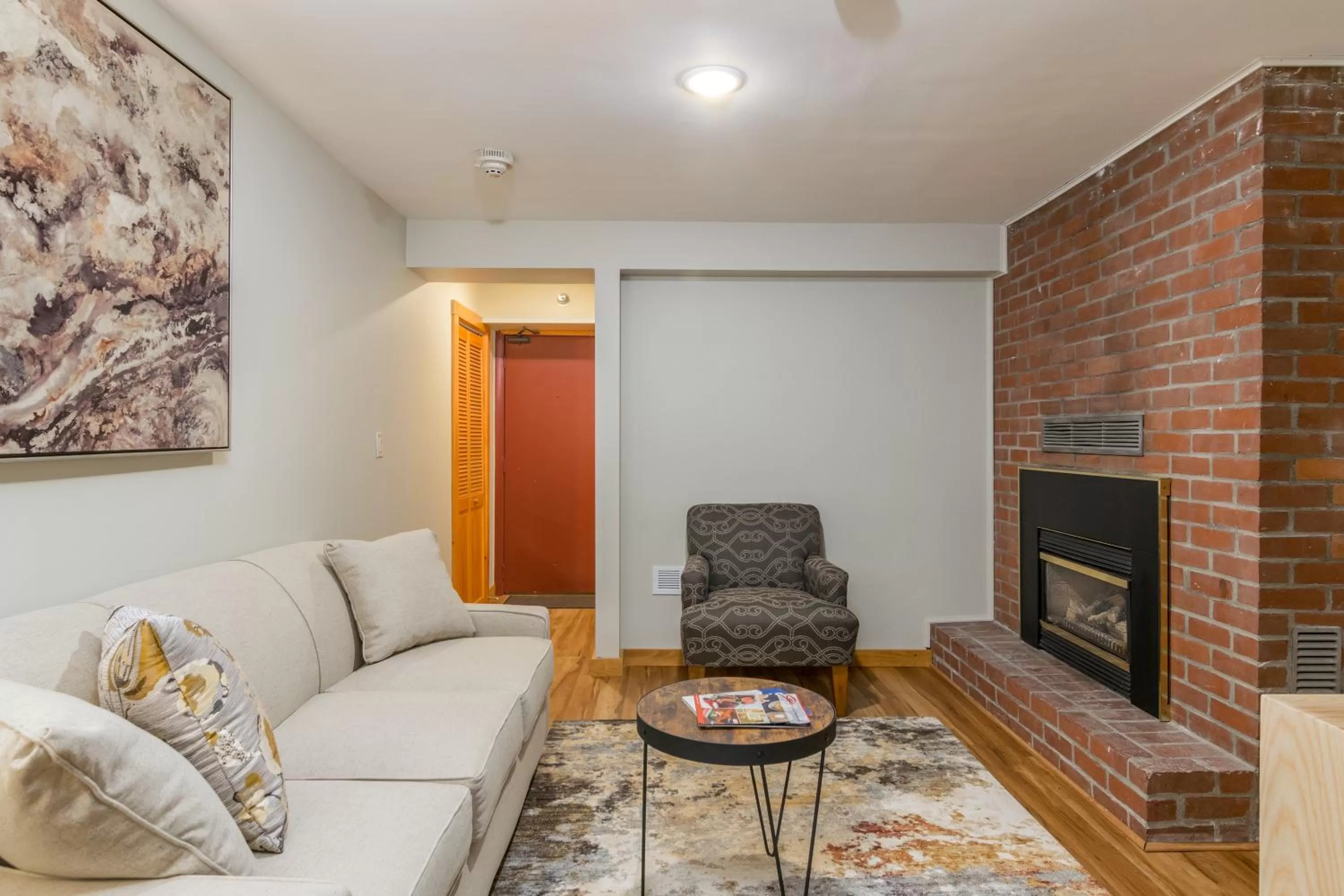 One King Suite with Fireplace in Grey Fox Inn