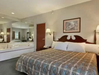 Deluxe King Suite in Days Inn by Wyndham Lisbon