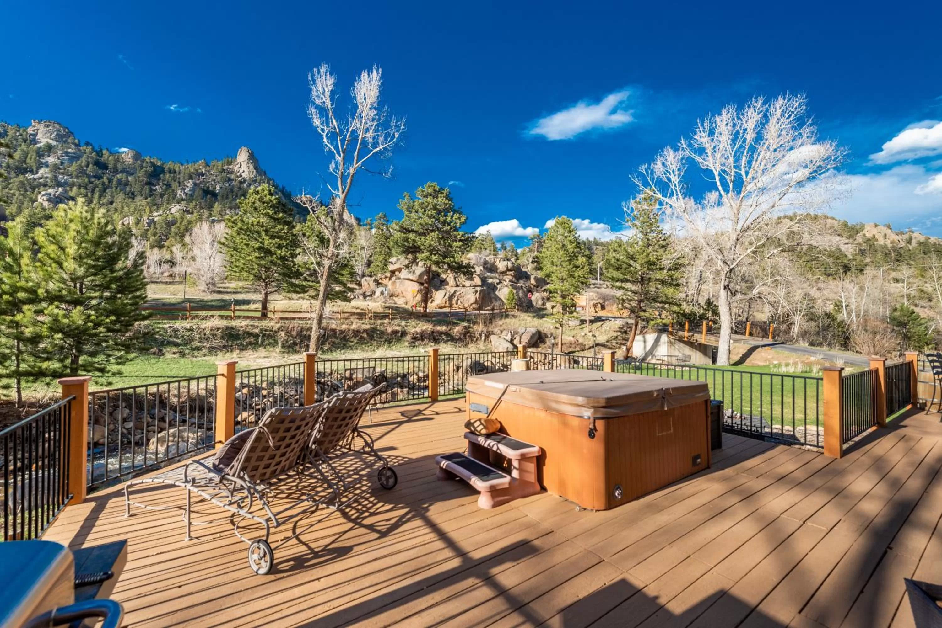 Queen Suite with Hot Tub in 4 Seasons Inn on Fall River