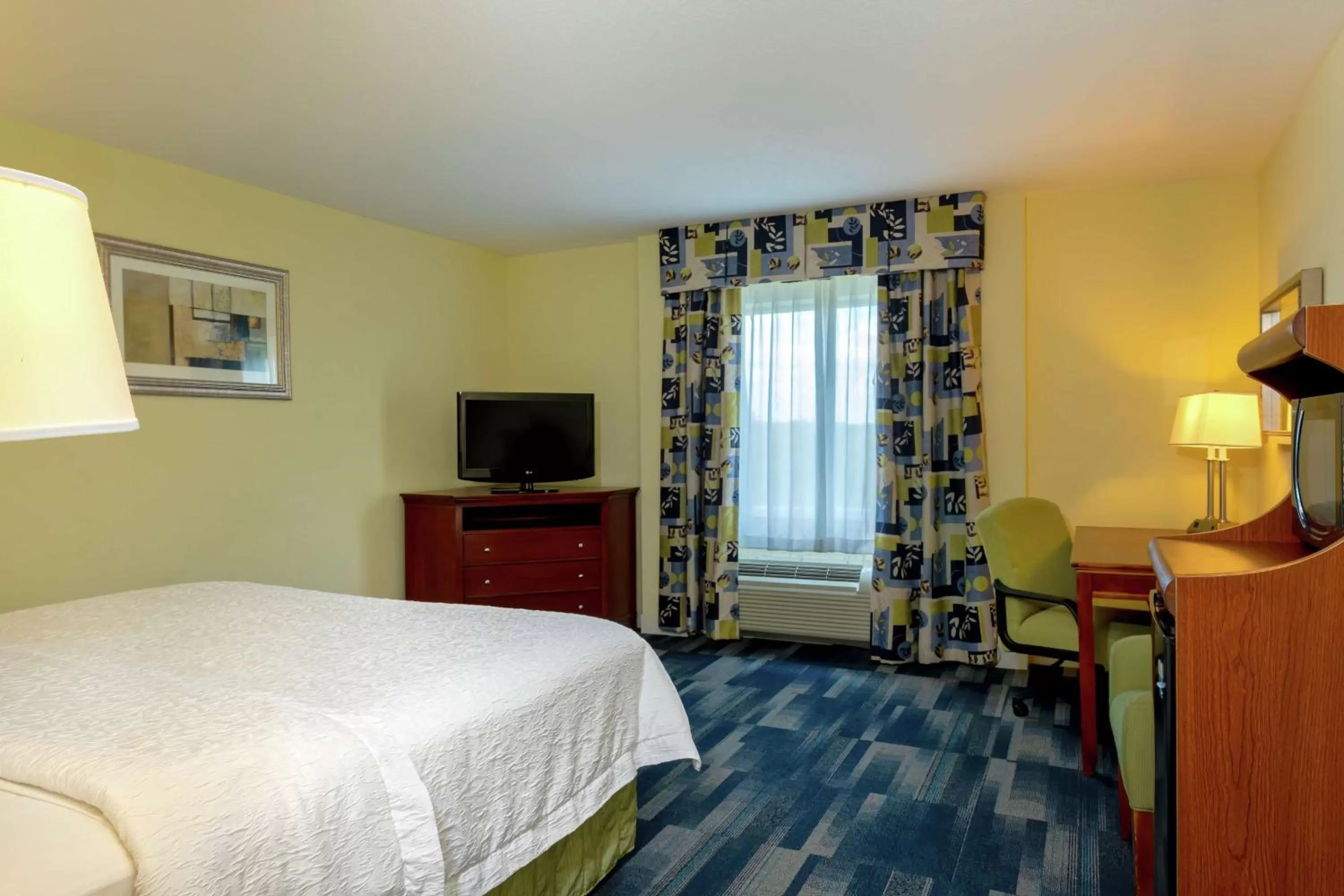 King Room with Accessible Tub - Mobility and Hearing Access/Non-Smoking in Hampton Inn & Suites - Fort Pierce