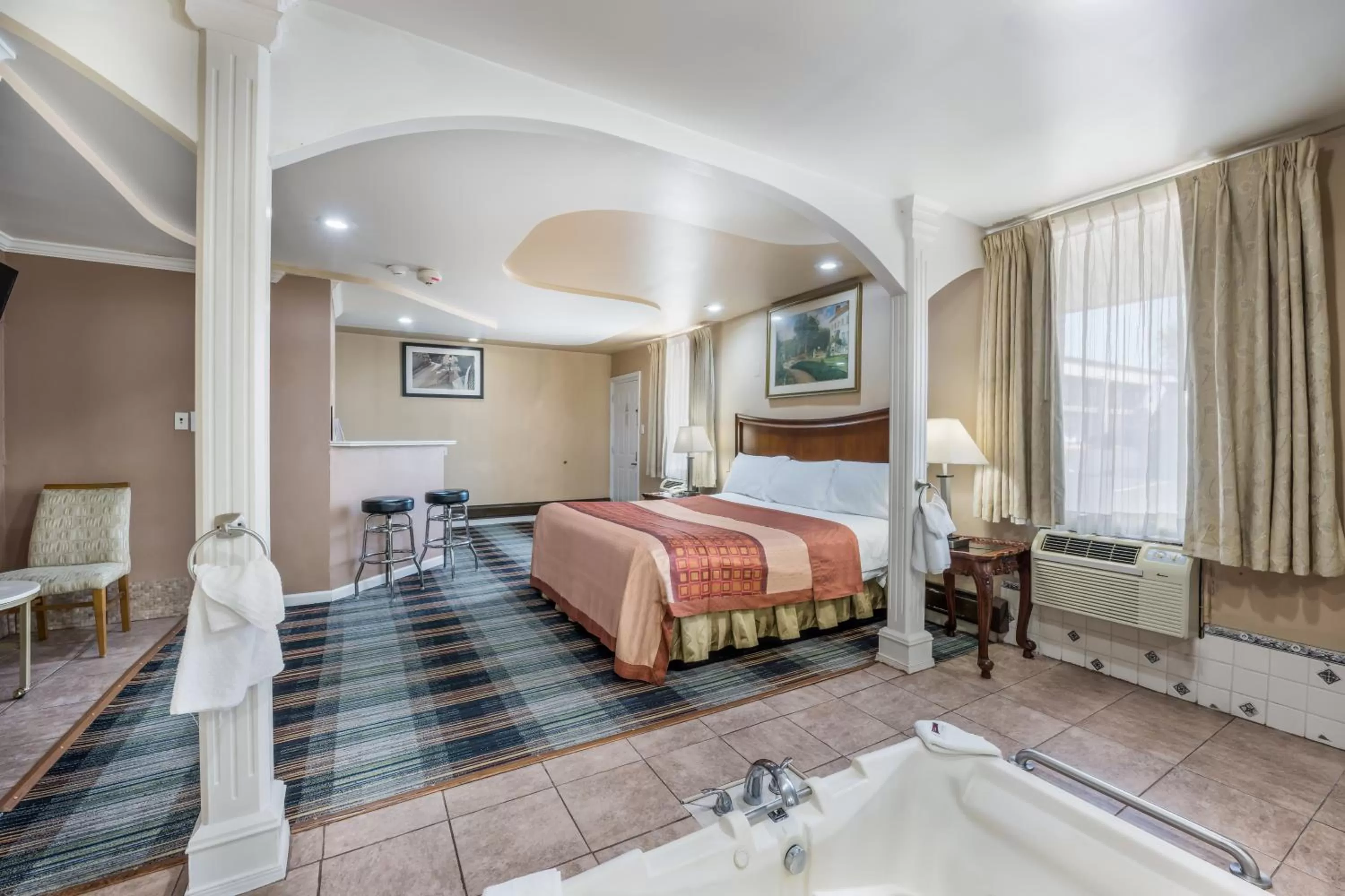  King Bed Smoking with Jetted Tub in Knights Inn Trevose