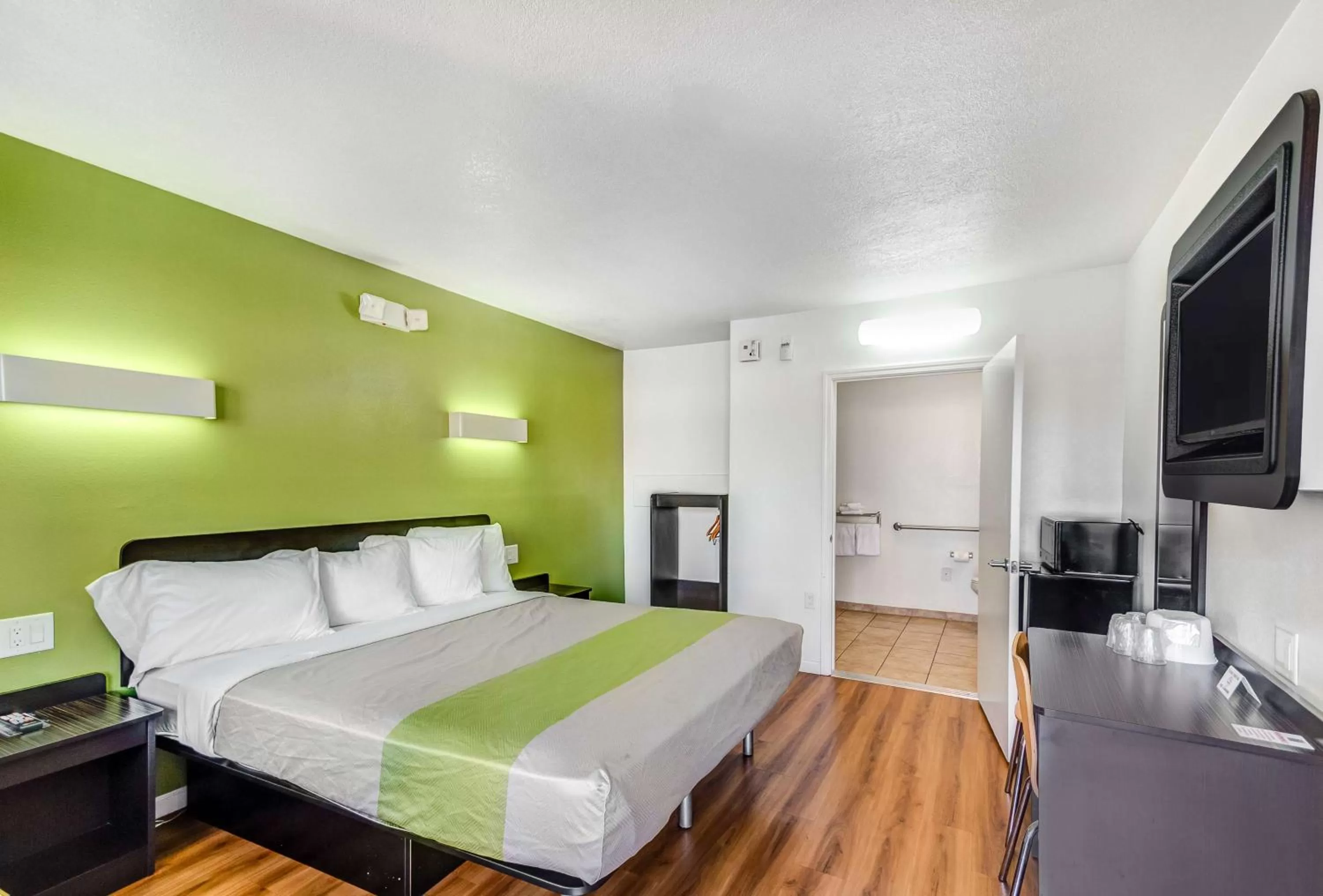 Deluxe King Room - single occupancy - Smoking in Motel 6-Visalia, CA