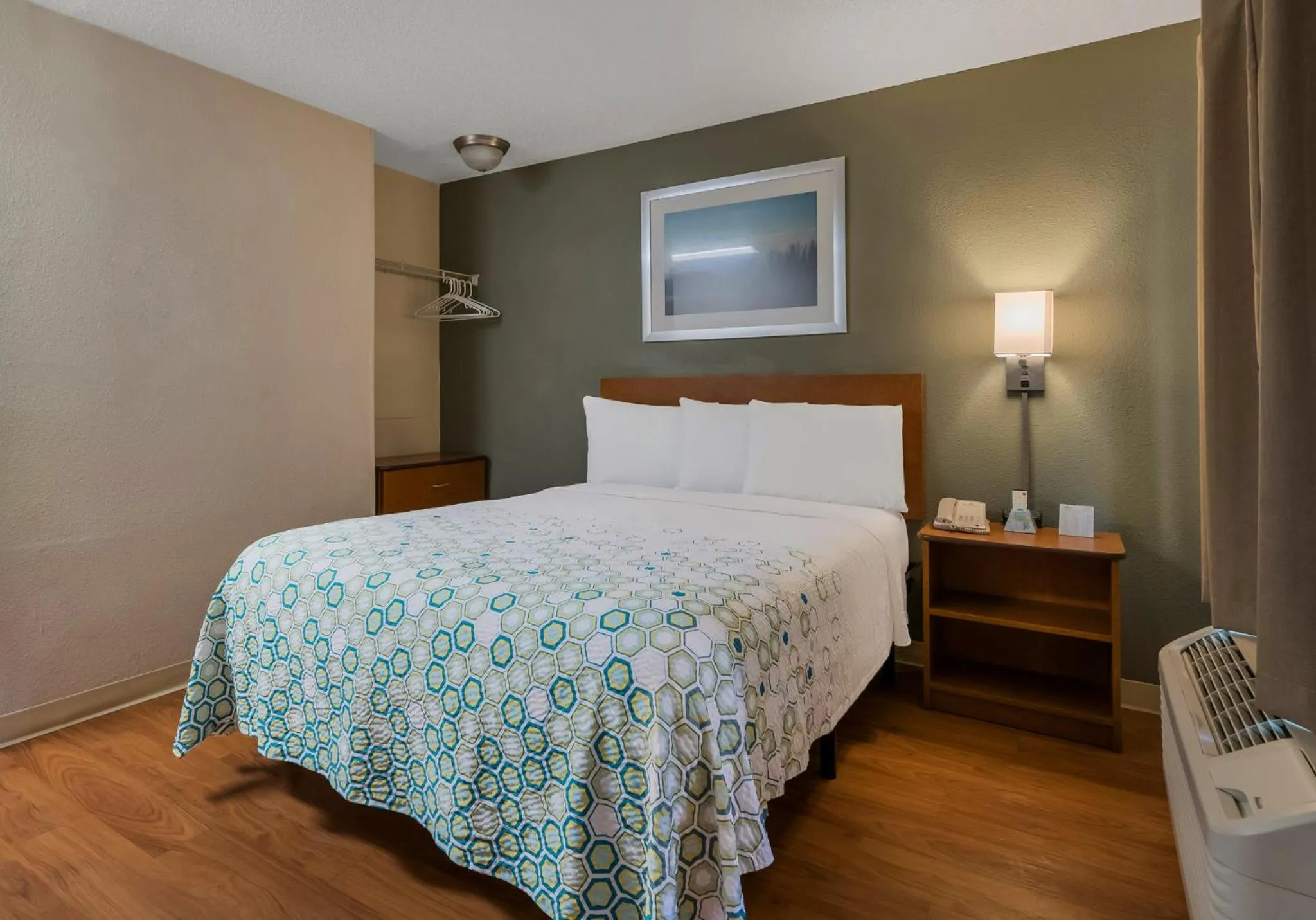 Studio Queen Room Non-Smoking in HomeTowne Studios by Red Roof Orlando - UCF Area