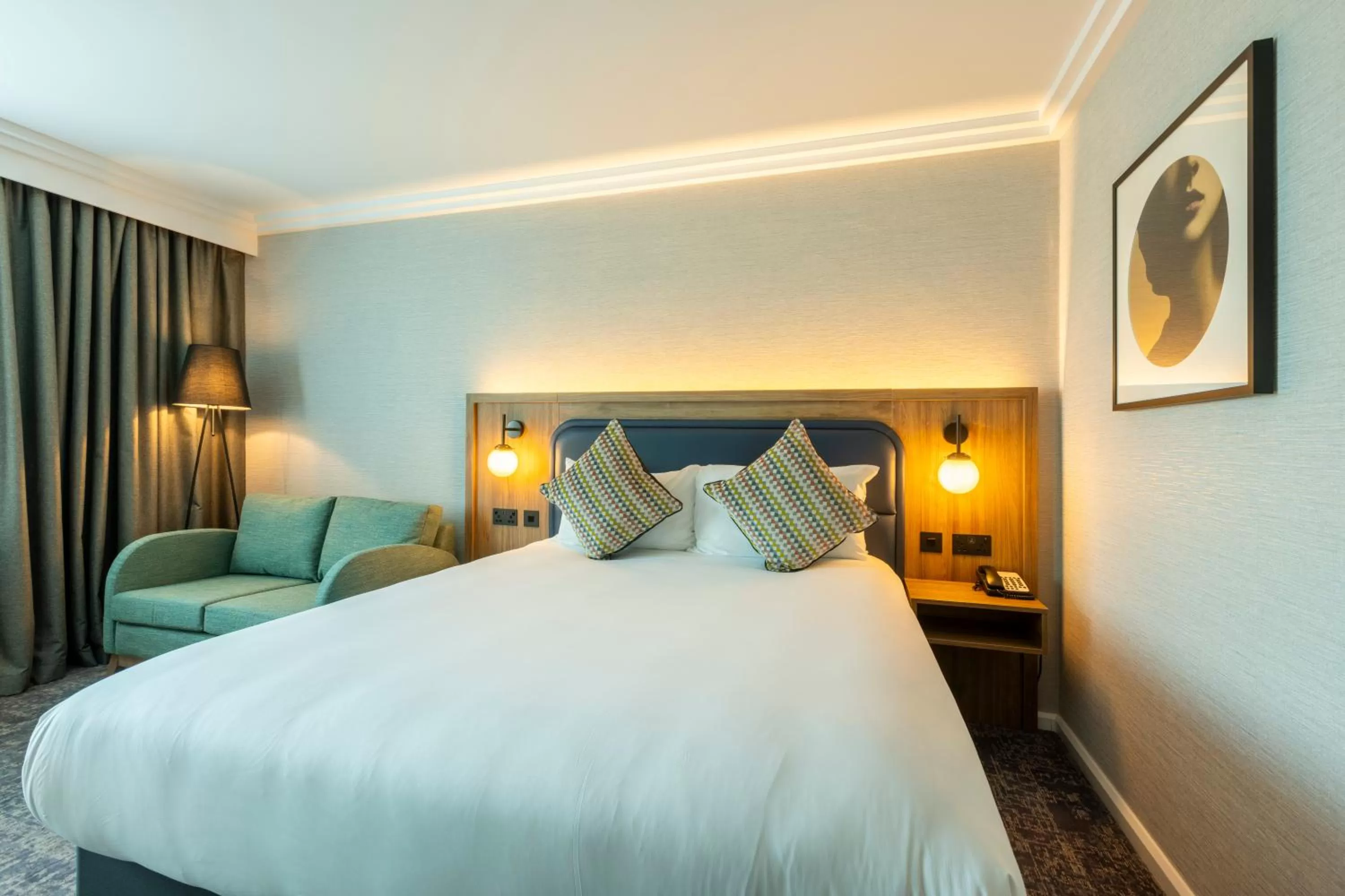 Premium Queen Room with Sofa Bed in Crowne Plaza Birmingham NEC by IHG