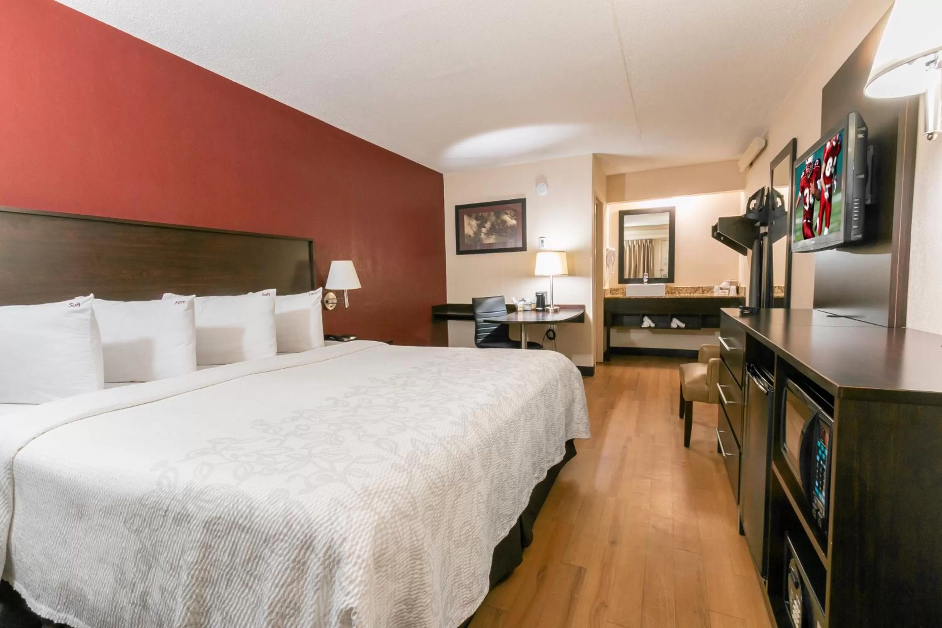 Superior King Room Smoke Free in Red Roof Inn PLUS+ Baltimore North - Timonium