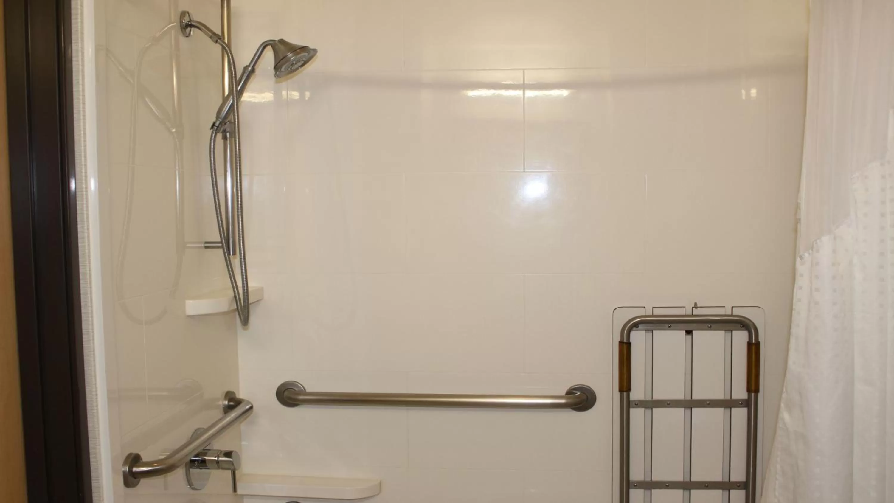 Studio Queen Room with Hearing Accessible Tub - Non-Smoking in Holiday Inn Express Berkeley by IHG