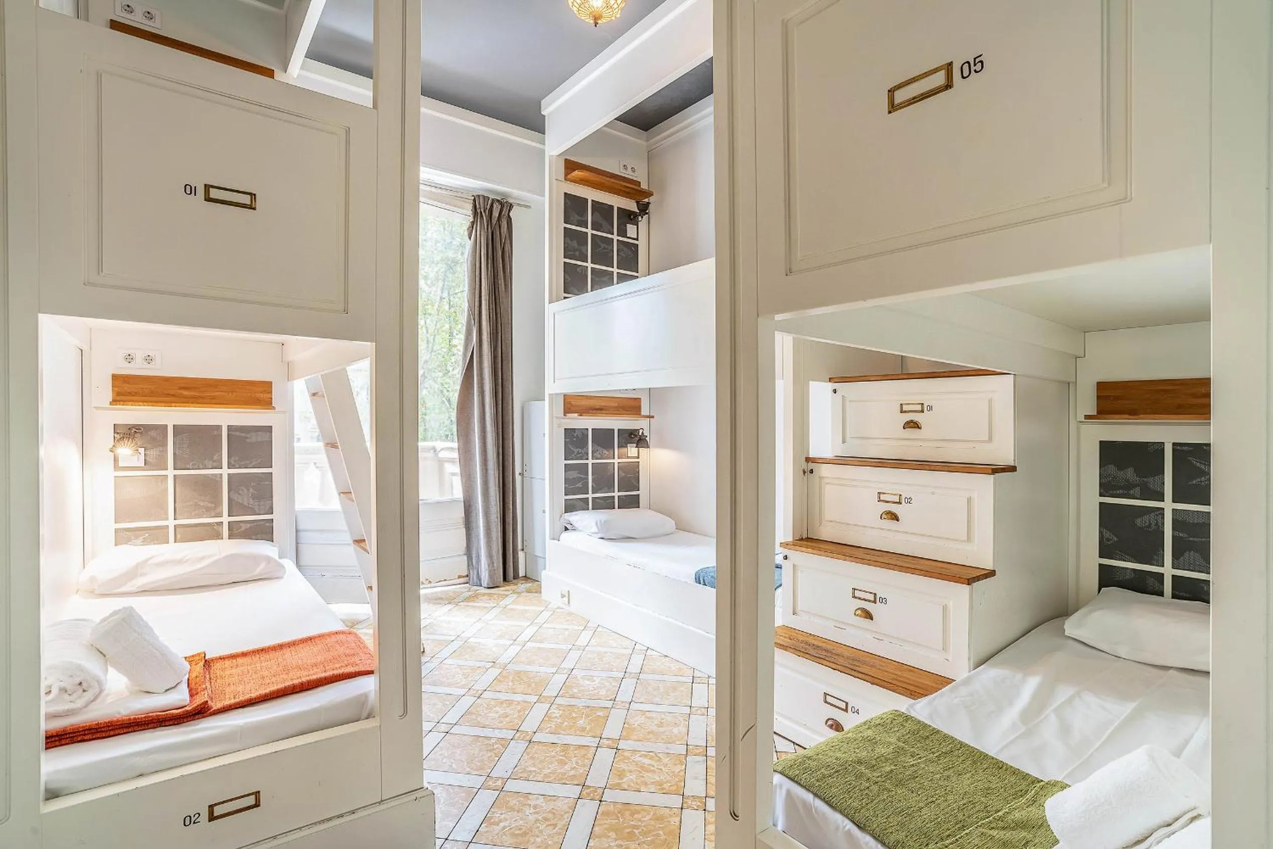 Bed in 6-Bed Mixed Dormitory Room with City View in Casa Gracia