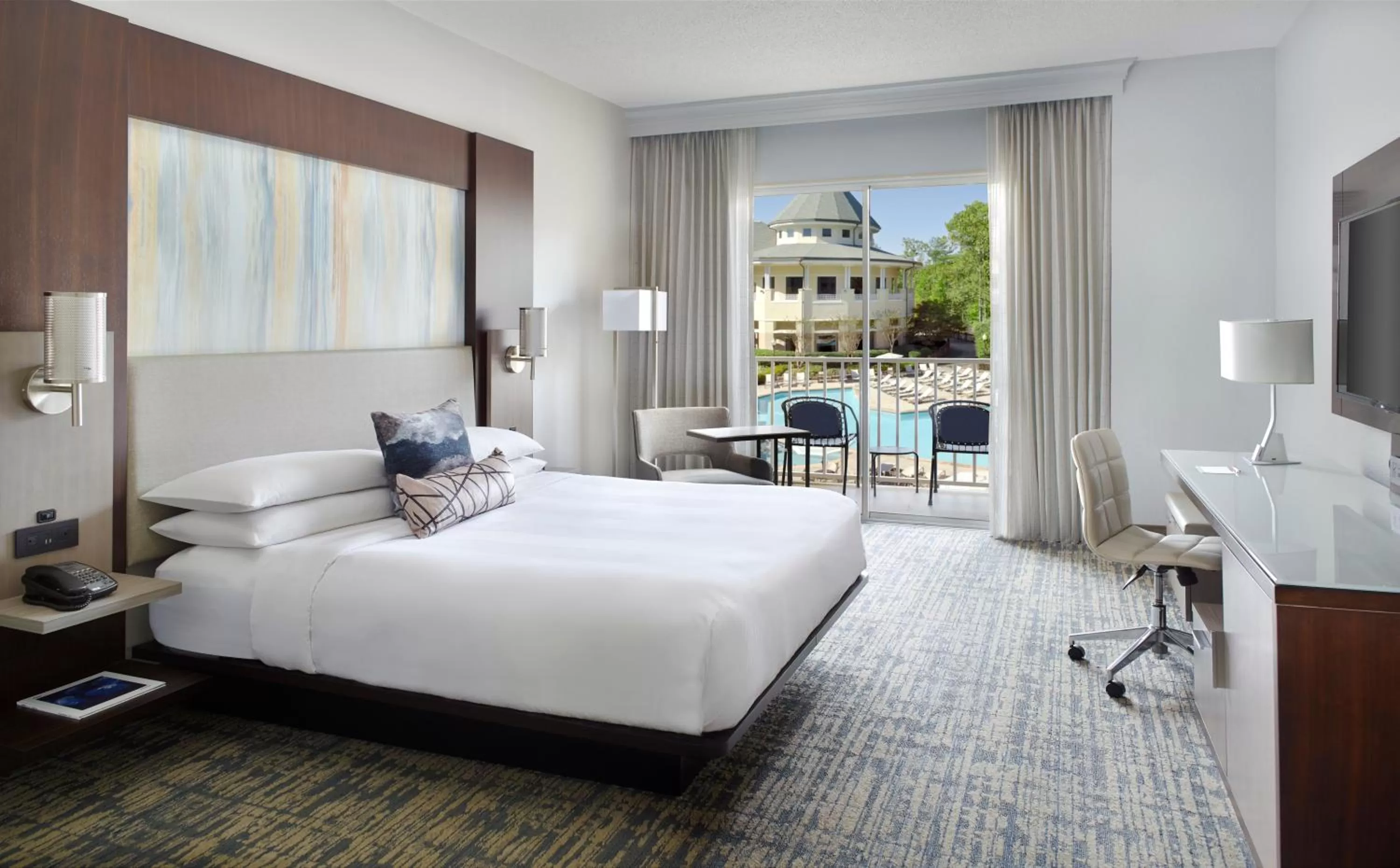 King Room with Pool View in Atlanta Evergreen Lakeside Resort