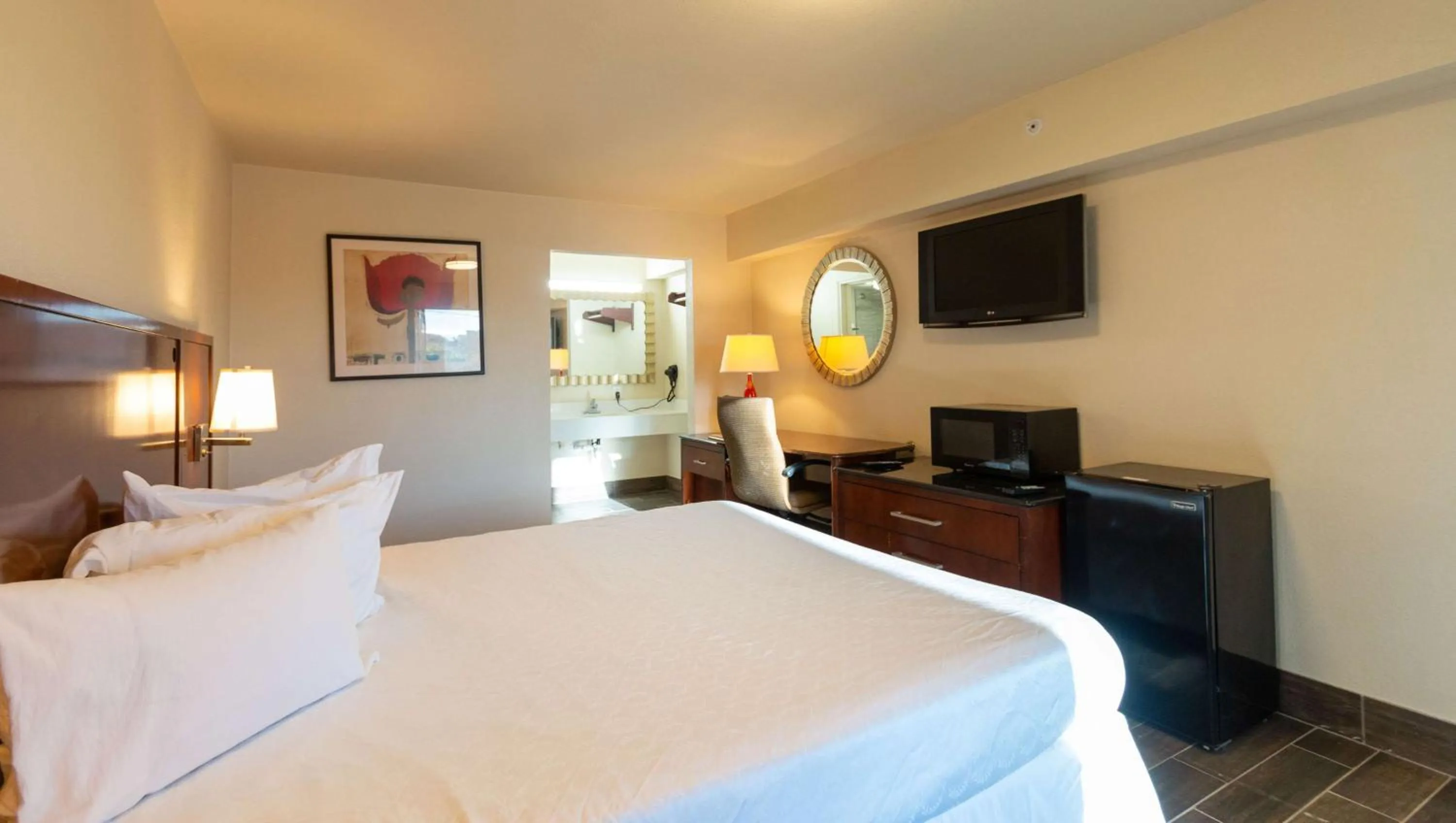 Deluxe Queen Room in Magnuson Extended Stay and Suites Airport Hotel