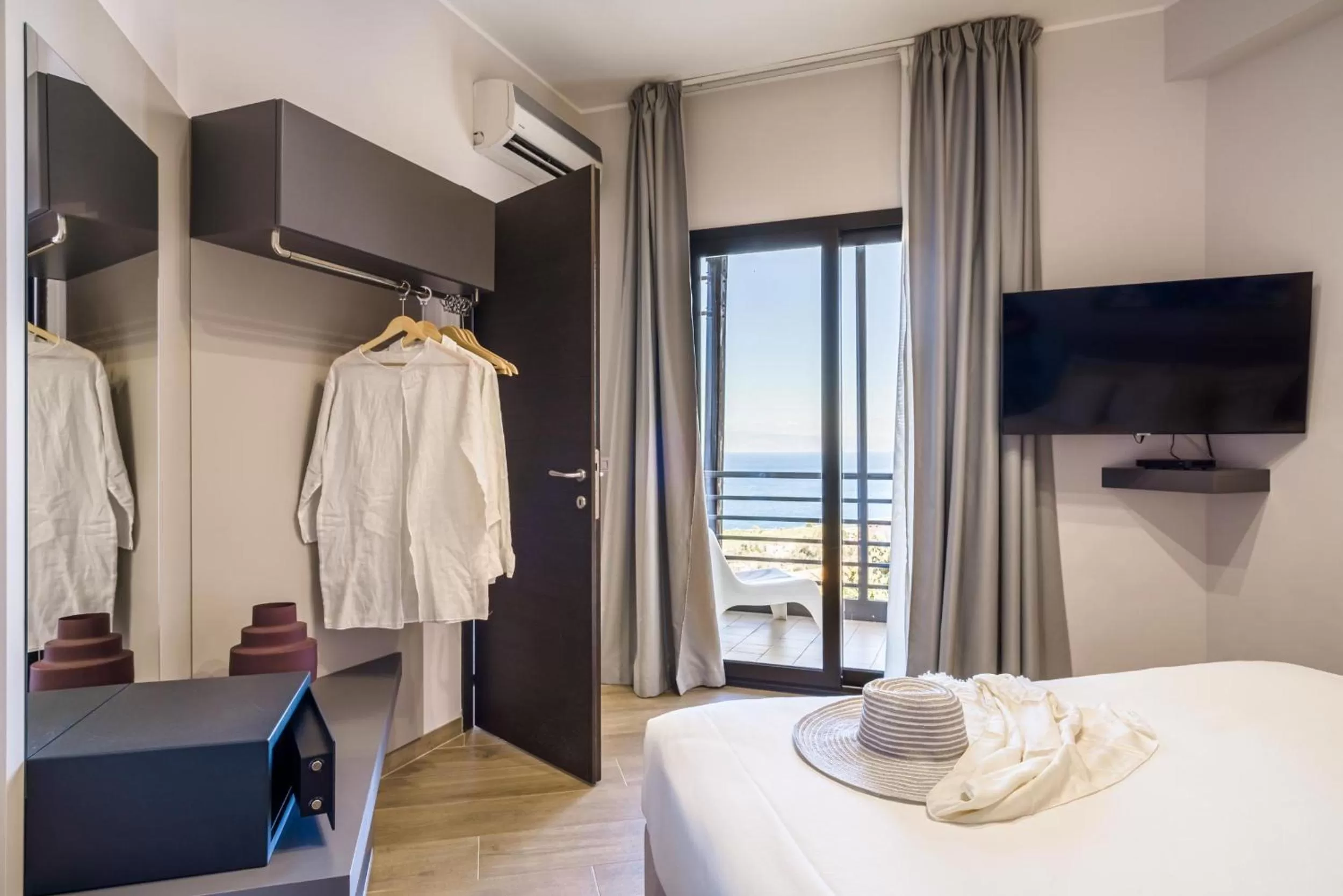 Family Room with Balcony and Sea View in Taormina Palace Hotel