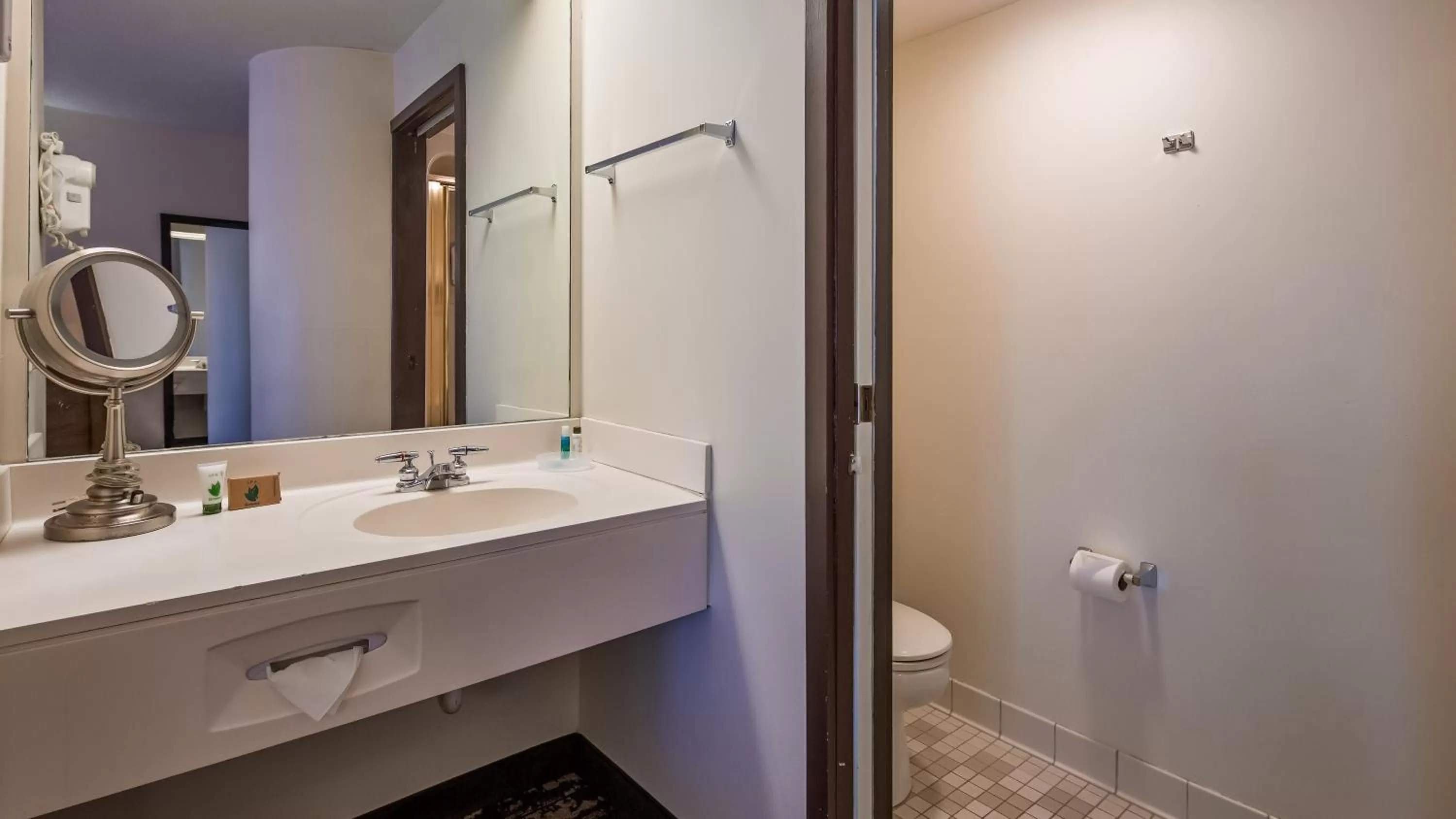 Queen Room - Pet Friendly in Charlevoix Inn & Suites SureStay Collection by Best Western