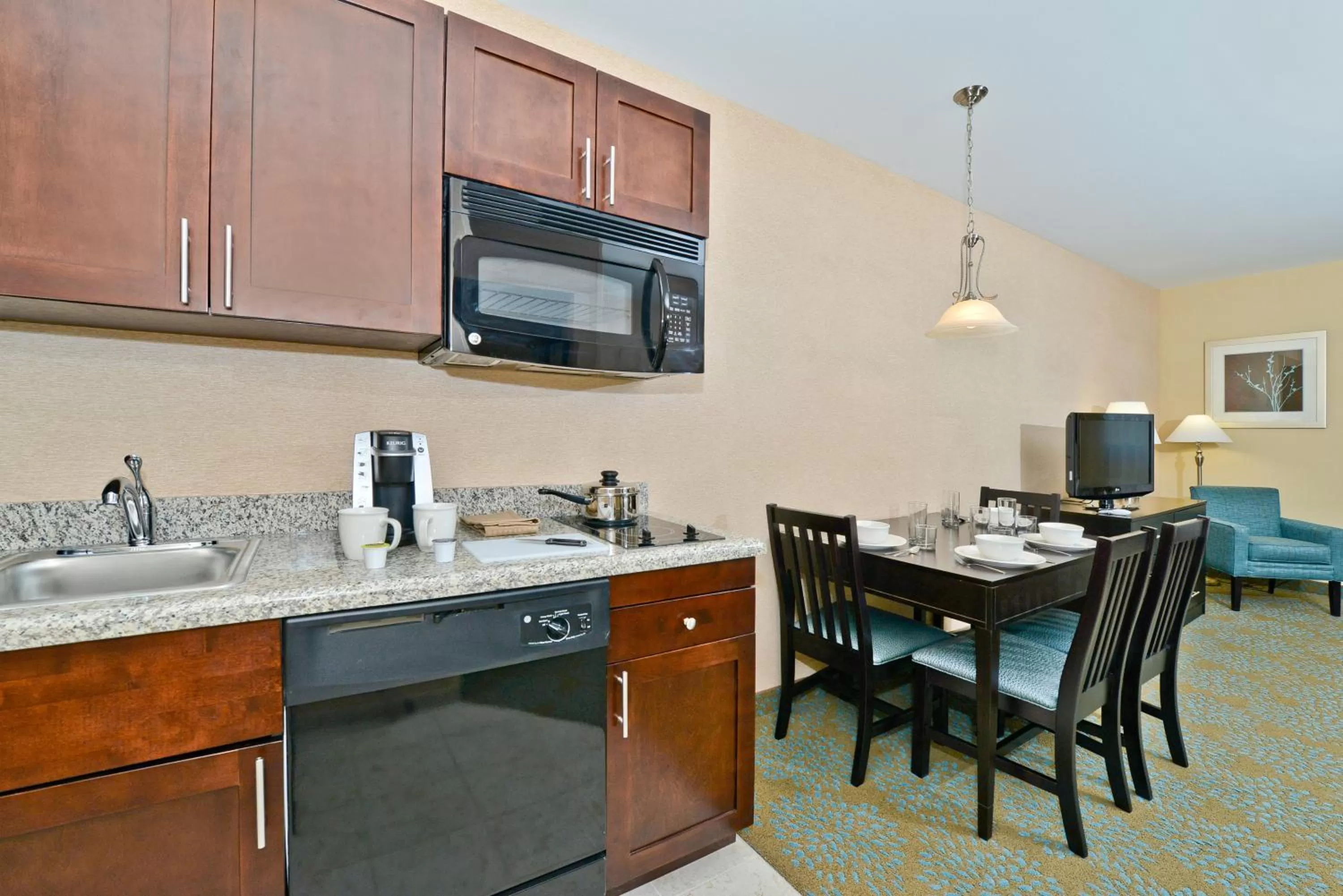 Efficiency Queen Suite - Accessible/Non-Smoking in Suburban Studios Quantico