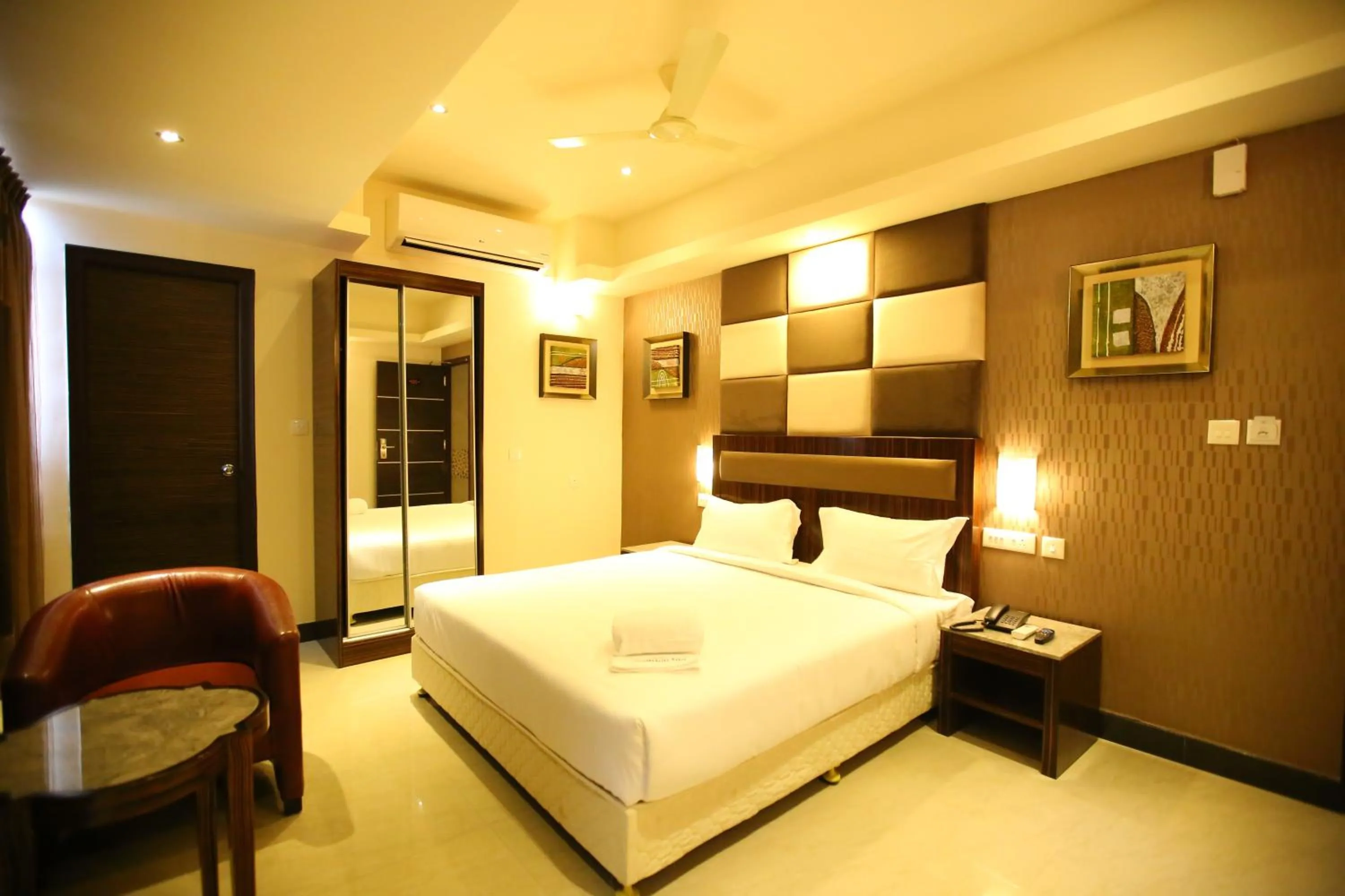 Large Double Room - single occupancy in Treebo Venition Inn