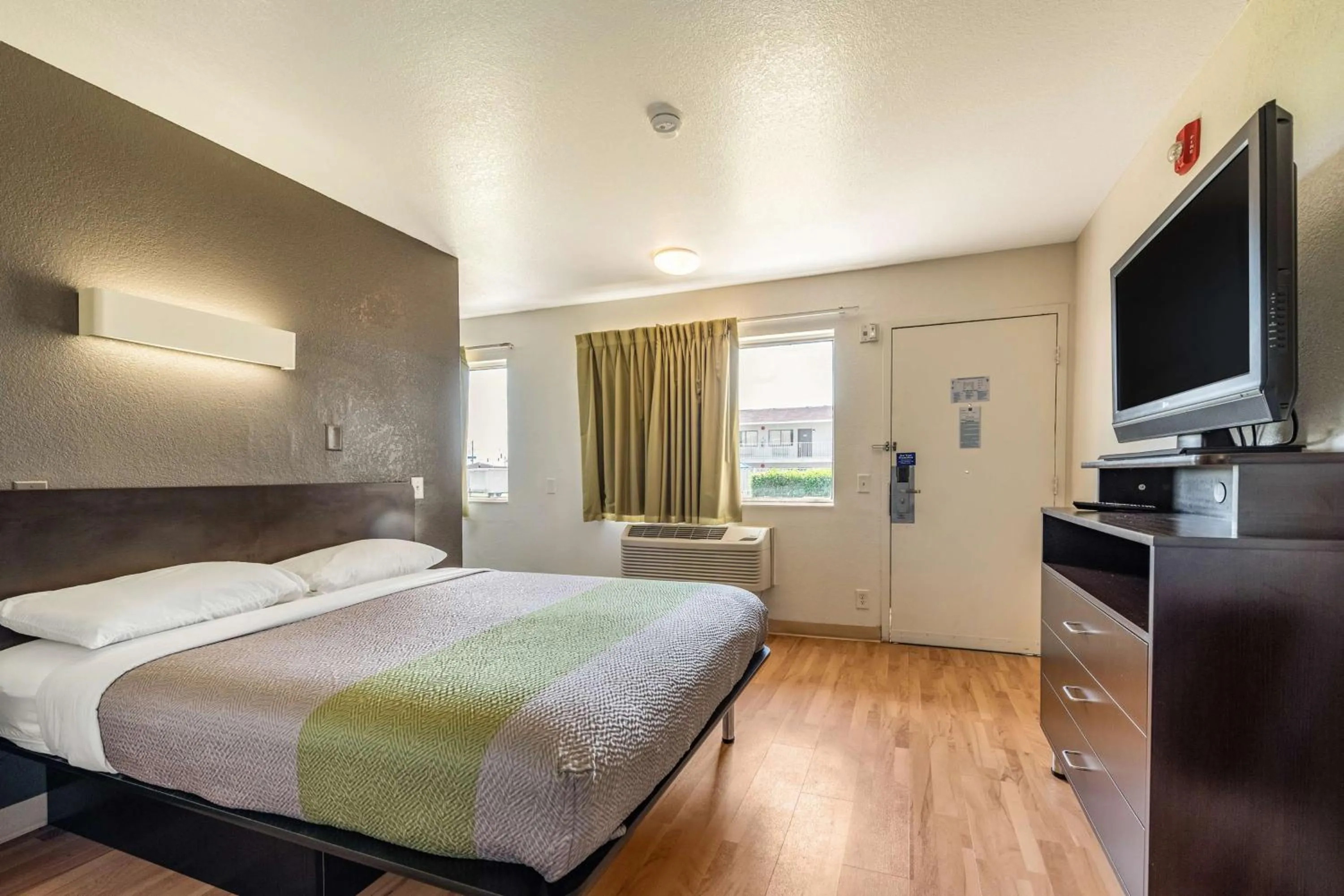 Deluxe Queen Room - Smoking in Studio 6-Monroe, LA - Hwy 165