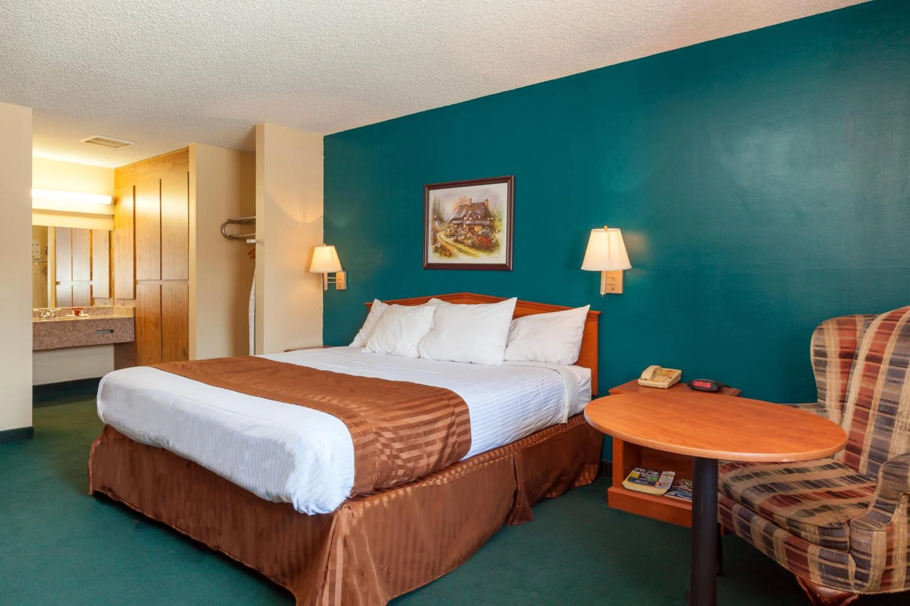 Deluxe King Room in America's Best Value Inn & Suites Bakersfield Central